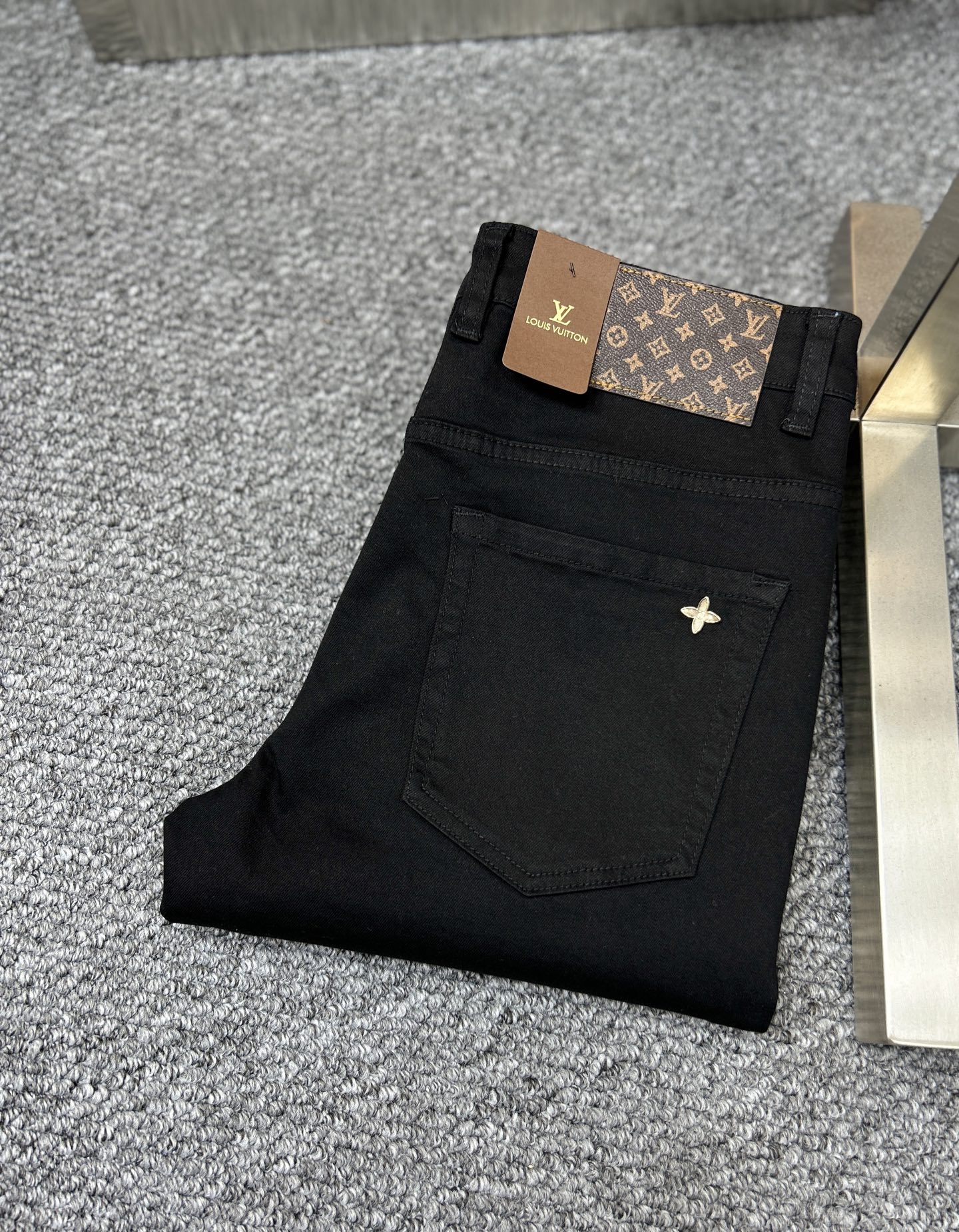 NO:442284,LV* Louis ss25 early spring new men's jeans, the fabric is elastic. Exclusively available. Official website synchronization, fashionable and elegant, using primary color yeast washing technology, selected imported heavy tannin denim fabric, equipped with counter hardware decoration, genuine leather brand, exquisite car line, worth owning. Number of 29-38, no 37m,,louis vuitton,louis vuitton,jeans,alexander wang19860909LV*路易 ss25早春新款男士牛仔裤 面料弹性好.独家发售 官网同步 时尚优雅 采用原色酵母水洗工艺 精选进口重磅丹宁牛仔面料 配专柜五金装饰 真皮皮牌 精致车线 值得拥有.码数29-38 无37m,,louis vuitton,louis vuitton,jeans,alexander wang,Men's clothing