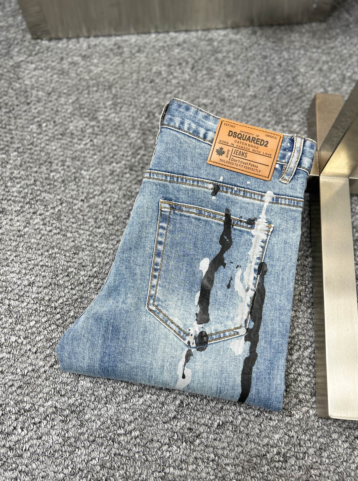 NO:442275,D2* ss25 early spring new men's jeans, the fabric is elastic. Exclusively available. Official website synchronization, fashionable and elegant, using primary color yeast washing technology, selected imported heavy tannin denim fabric, equipped with counter hardware decoration, genuine leather brand, exquisite car line, worth owning. Number of 29-38, no 37m,,jeans,alexander wang19860909D2* ss25早春新款男士牛仔裤 面料弹性好.独家发售 官网同步 时尚优雅 采用原色酵母水洗工艺 精选进口重磅丹宁牛仔面料 配专柜五金装饰 真皮皮牌 精致车线 值得拥有.码数29-38 无37m,,jeans,alexander wang,Men's clothing