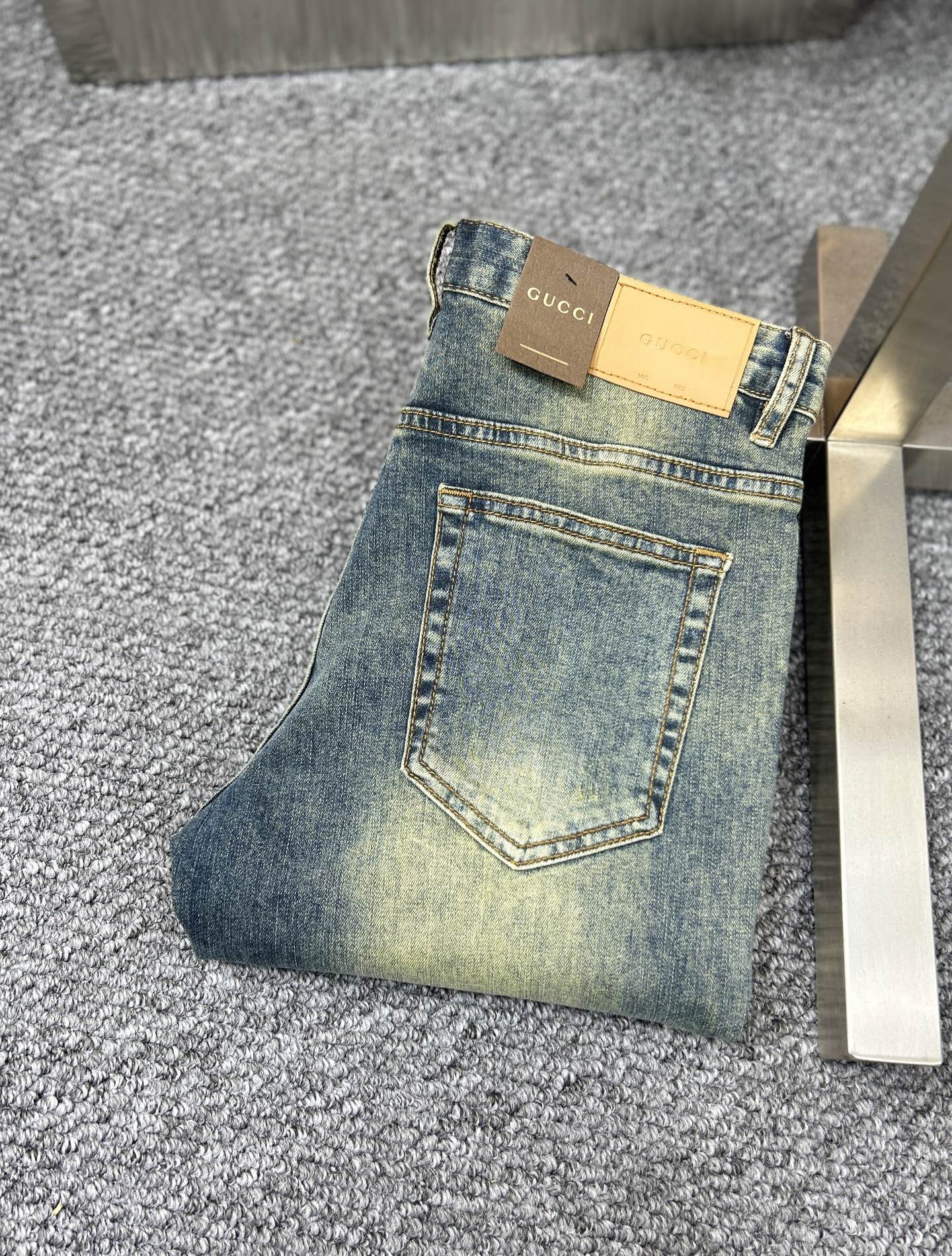 NO:442291,Gucc* Gucc ss25 early spring new men's jeans, the fabric is elastic. Exclusively available. Official website synchronization, fashionable and elegant, using primary color yeast washing technology, selected imported heavy tannin denim fabric, equipped with counter hardware decoration, genuine leather brand, exquisite car line, worth owning. Number of 29-38, no 37m,,gucci,jeans,alexander wang19860909Gucc*古奇 ss25早春新款男士牛仔裤 面料弹性好.独家发售 官网同步 时尚优雅 采用原色酵母水洗工艺 精选进口重磅丹宁牛仔面料 配专柜五金装饰 真皮皮牌 精致车线 值得拥有.码数29-38 无37m,,gucci,jeans,alexander wang,Men's clothing