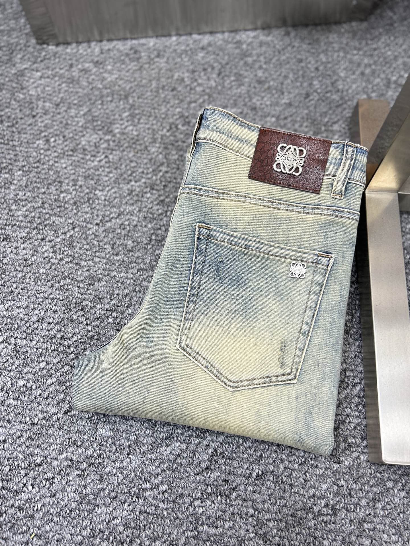 NO:442298,Loew* ss25 early spring new men's jeans, the fabric is elastic. Exclusively available. Official website synchronization, fashionable and elegant, using primary color yeast washing technology, selected imported heavy tannin denim fabric, equipped with counter hardware decoration, genuine leather brand, exquisite car line, worth owning. Number of 29-38, no 37m,,loewe,loewe,jeans,alexander wang19860909Loew*罗意威 ss25早春新款男士牛仔裤 面料弹性好.独家发售 官网同步 时尚优雅 采用原色酵母水洗工艺 精选进口重磅丹宁牛仔面料 配专柜五金装饰 真皮皮牌 精致车线 值得拥有.码数29-38 无37m,,loewe,loewe,jeans,alexander wang,Men's clothing