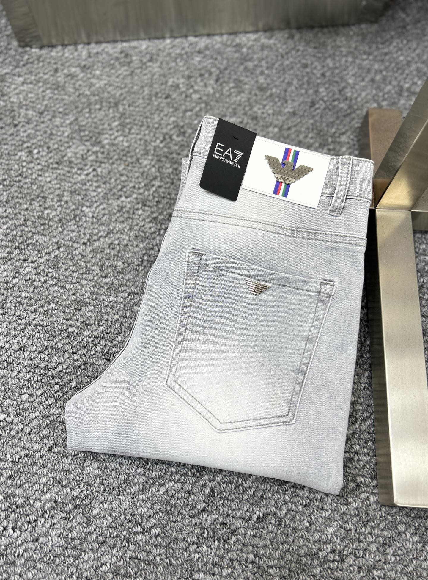 NO:446046,Arm* Armani SS25 Early Spring New Men's Jeans Fabric is elastic. Exclusively available. Official website synchronization. Fashionable and elegant. Use primary color yeast washing technology. Selected imported heavy tannin denim fabrics. With counter hardware decoration. Genuine leather brand. Exquisite car line. Worth owning. Number of 29-38. No 37m.,armani,jeans,alexander wang.19860909Arm*阿玛尼 ss25早春新款男士牛仔裤 面料弹性好.独家发售 官网同步 时尚优雅 采用原色酵母水洗工艺 精选进口重磅丹宁牛仔面料 配专柜五金装饰 真皮皮牌 精致车线 值得拥有.码数29-38 无37m,,armani,jeans,alexander wang,Men's clothing