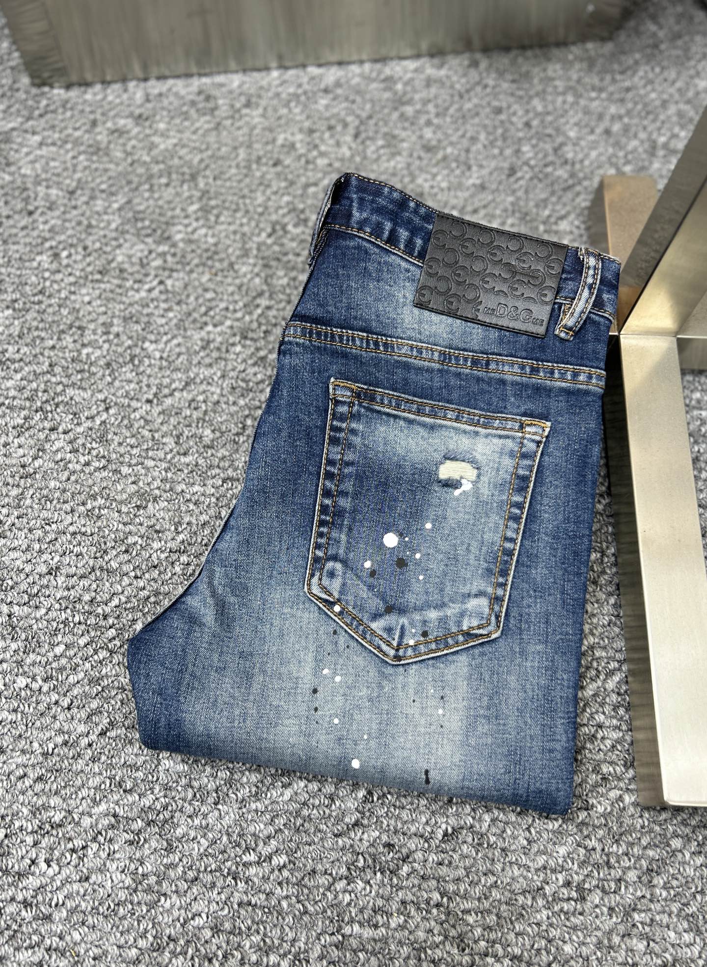 NO:446038,DG*Dougabana ss25 early spring new men's jeans, the fabric is elastic. Exclusively available. Official website synchronized, fashionable and elegant, using primary color yeast washing technology, selected imported heavy tannin denim fabric, equipped with counter hardware decoration, genuine leather leather brand, exquisite car line, worth owning. Number of 29-38, No 37m, Dolce&Gabbana, jeans, alexander wang19860909DG*杜嘉班纳 ss25早春新款男士牛仔裤 面料弹性好.独家发售 官网同步 时尚优雅 采用原色酵母水洗工艺 精选进口重磅丹宁牛仔面料 配专柜五金装饰 真皮皮牌 精致车线 值得拥有.码数29-38 无37m,,Dolce&Gabbana,jeans,alexander wang,Men's clothing