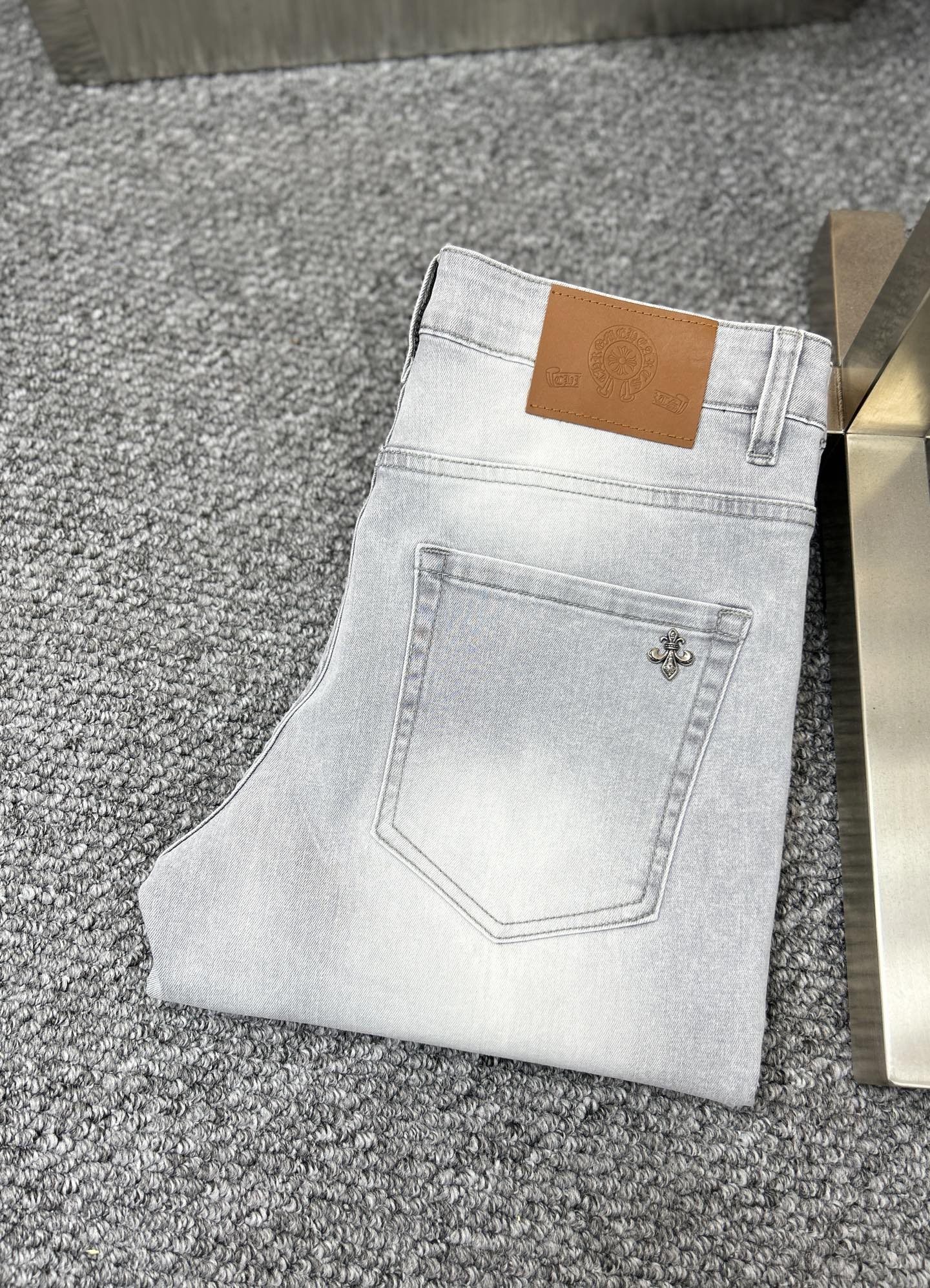 NO:446019,Chro* ss25 early spring new men's jeans, the fabric is elastic. Exclusively available. Official website synchronization, fashionable and elegant, using primary color yeast washing technology, selected imported heavy tannin denim fabric, equipped with counter hardware decoration, genuine leather brand, exquisite car line, worth owning. Number of 29-38, 37m, chrome hearts, jeans, alexander wang19860909Chro*克罗心 ss25早春新款男士牛仔裤 面料弹性好.独家发售 官网同步 时尚优雅 采用原色酵母水洗工艺 精选进口重磅丹宁牛仔面料 配专柜五金装饰 真皮皮牌 精致车线 值得拥有.码数29-38 无37m,,chrome hearts,jeans,alexander wang,Men's clothing