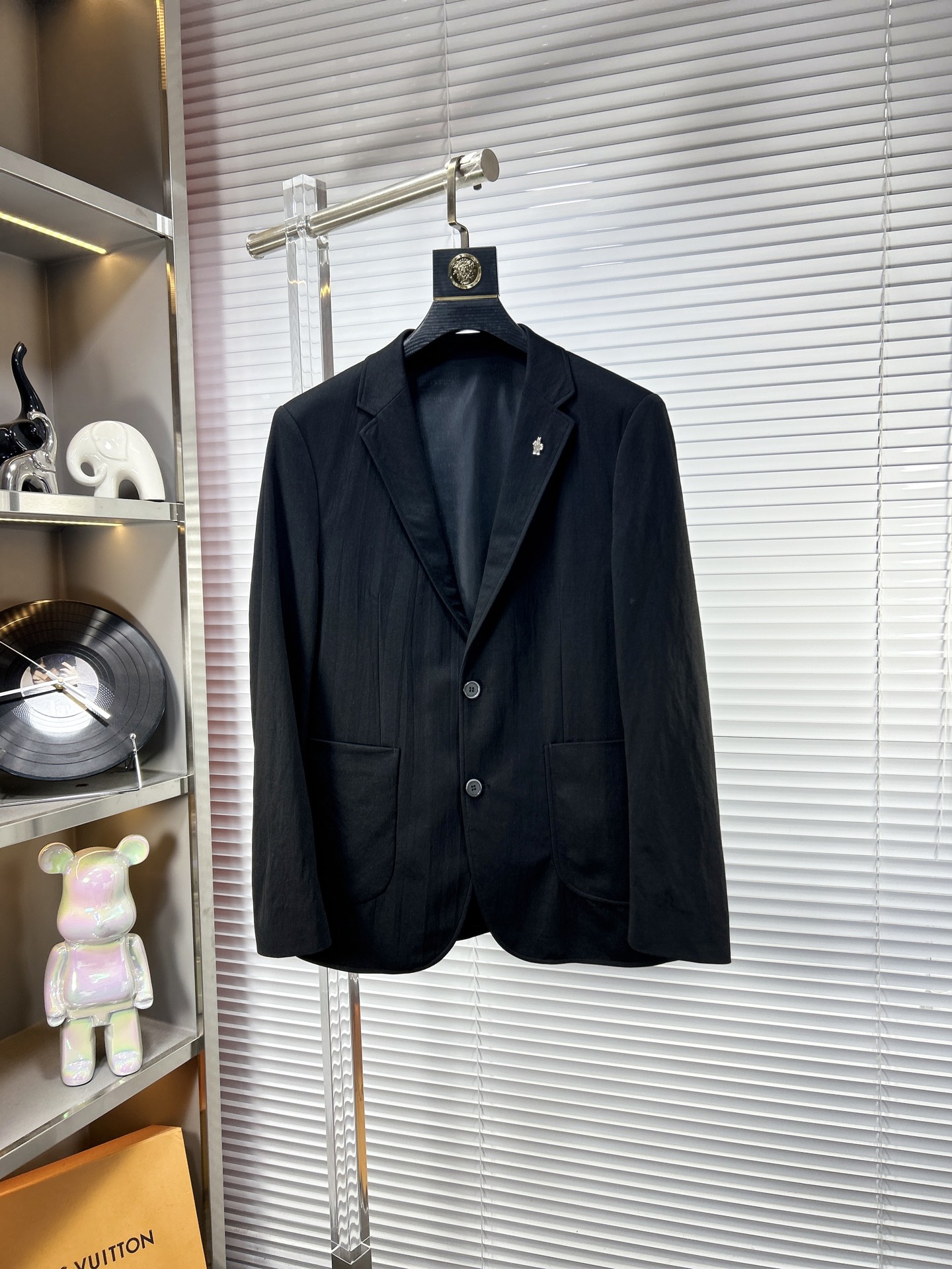 NO:135350,Monc* ss25 early spring new men's single western jacket. It uses customer-supplied high-density fine material fabric, soft and glutinous, skin-friendly, anti-wrinkle and straight and stylish, brand letter logo, full of fashion sense; suitable for a variety of styles; a jacket that does not pick the age. Size 48-56, Moncler, jackets & coats, alexander wang19860909Monc*蒙口 ss25早春新款西服男士单西外套.采用客供高密度精材质面料,软糯亲肤,抗皱立挺有型,品牌字母logo,满满的时尚感；适合多种穿搭风格；一款不挑年纪的外套.码数48-56,,Moncler,jackets & coats,alexander wang,Men's clothing