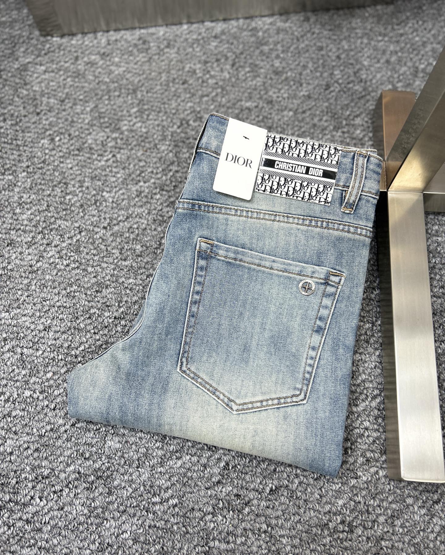 NO:446041,Dio* Dior ss25 early spring new men's jeans, the fabric is elastic. Exclusively available. Official website synchronization, fashionable and elegant, using primary color yeast washing technology, selected imported heavy tannin denim fabric, equipped with counter hardware decoration, genuine leather leather brand, exquisite car line, worth owning. Number of 29-38, no 37m,,dior,dior,jeans,alexander wang19860909Dio*迪奥 ss25早春新款男士牛仔裤 面料弹性好.独家发售 官网同步 时尚优雅 采用原色酵母水洗工艺 精选进口重磅丹宁牛仔面料 配专柜五金装饰 真皮皮牌 精致车线 值得拥有.码数29-38 无37m,,dior,dior,jeans,alexander wang,Men's clothing