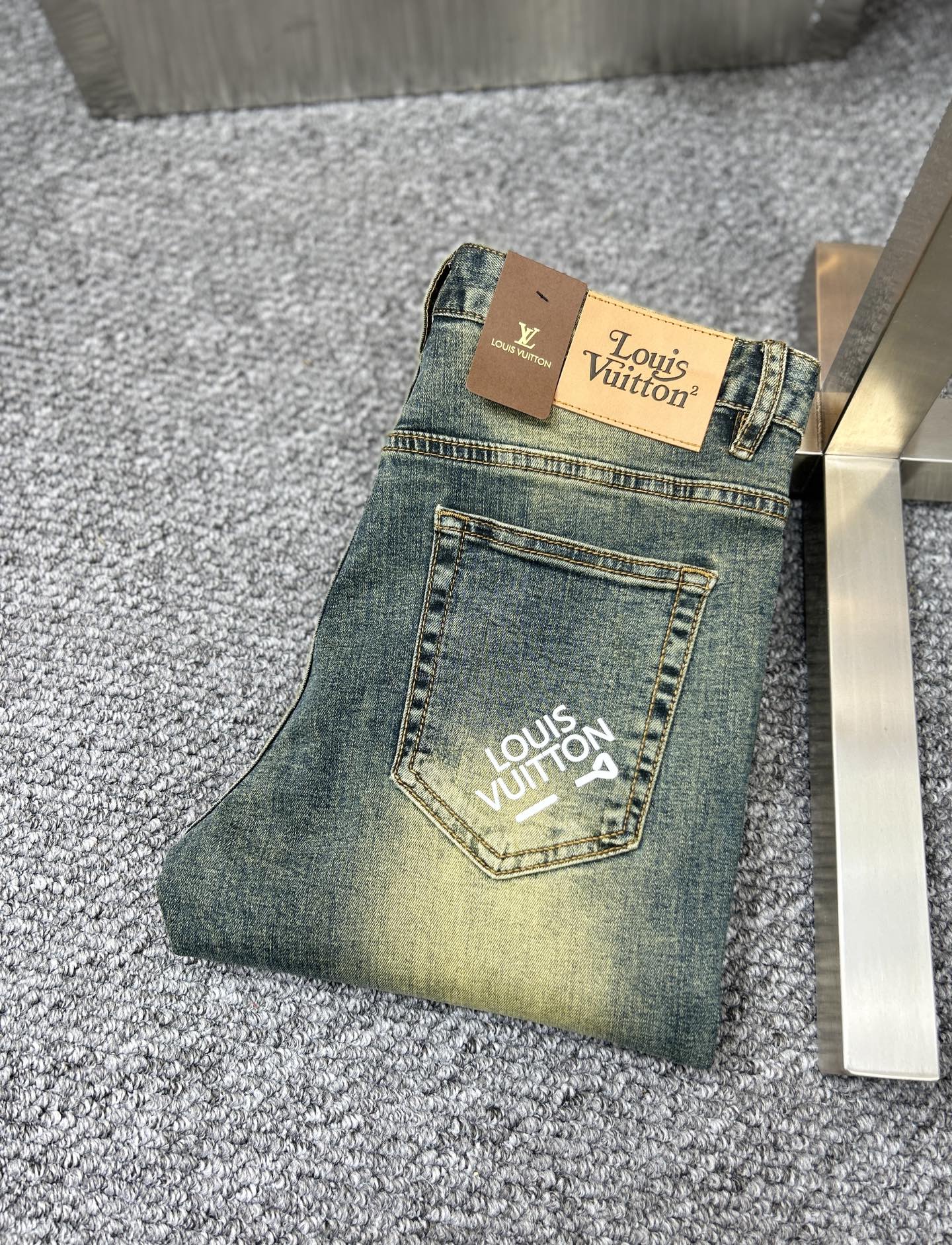 NO:444343,LV* Louis ss25 early spring new men's jeans, the fabric is elastic. Exclusively available. Official website synchronization, fashionable and elegant, using primary color yeast washing technology, selected imported heavy tannin denim fabric, equipped with counter hardware decoration, genuine leather brand, exquisite car line, worth owning. Number of 29-38, no 37m,,louis vuitton,louis vuitton,jeans,alexander wang19860909LV*路易 ss25早春新款男士牛仔裤 面料弹性好.独家发售 官网同步 时尚优雅 采用原色酵母水洗工艺 精选进口重磅丹宁牛仔面料 配专柜五金装饰 真皮皮牌 精致车线 值得拥有.码数29-38 无37m,,louis vuitton,louis vuitton,jeans,alexander wang,Men's clothing