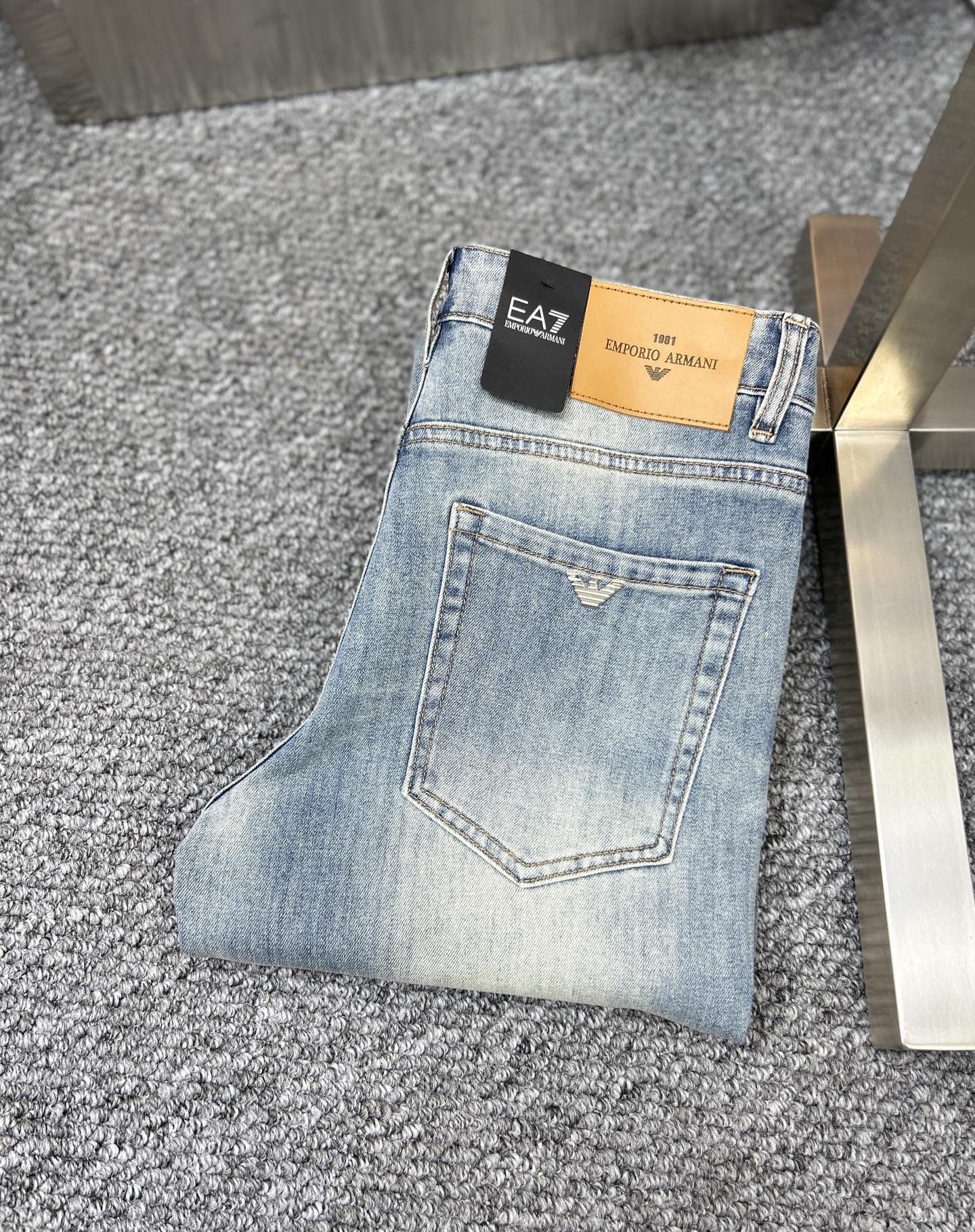 NO:444350,Arm* Armani SS25 Early Spring New Men's Jeans Fabric is elastic. Exclusively available. Official website synchronization. Fashionable and elegant. Use primary color yeast washing process. Selected imported heavy tannin denim fabrics. With counter hardware decoration. Genuine leather brand. Exquisite car line. Worth owning. Number of 29-38. No 37m.,armani,jeans,alexander wang.19860909Arm*阿玛尼 ss25早春新款男士牛仔裤 面料弹性好.独家发售 官网同步 时尚优雅 采用原色酵母水洗工艺 精选进口重磅丹宁牛仔面料 配专柜五金装饰 真皮皮牌 精致车线 值得拥有.码数29-38 无37m,,armani,jeans,alexander wang,Men's clothing