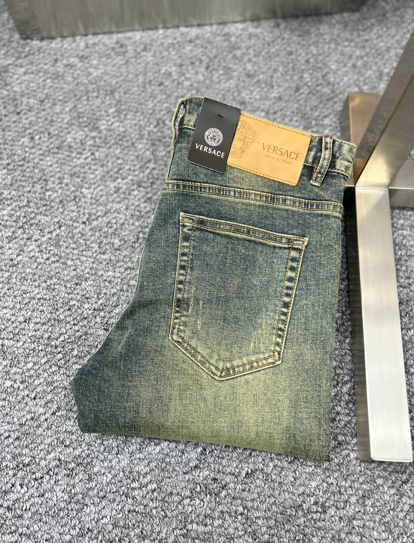 NO:444303,Vers* Versace SS25 early spring new men's jeans, the fabric is elastic. Exclusively available. Official website synchronization, fashionable and elegant, using primary color yeast washing technology, selected imported heavy tannin denim fabric, equipped with counter hardware decoration, genuine leather brand, exquisite car line, worth owning. Number of 29-38, no 37m,,versace,versace,jeans,alexander wang19860909Vers*范思哲 ss25早春新款男士牛仔裤 面料弹性好.独家发售 官网同步 时尚优雅 采用原色酵母水洗工艺 精选进口重磅丹宁牛仔面料 配专柜五金装饰 真皮皮牌 精致车线 值得拥有.码数29-38 无37m,,versace,versace,jeans,alexander wang,Men's clothing