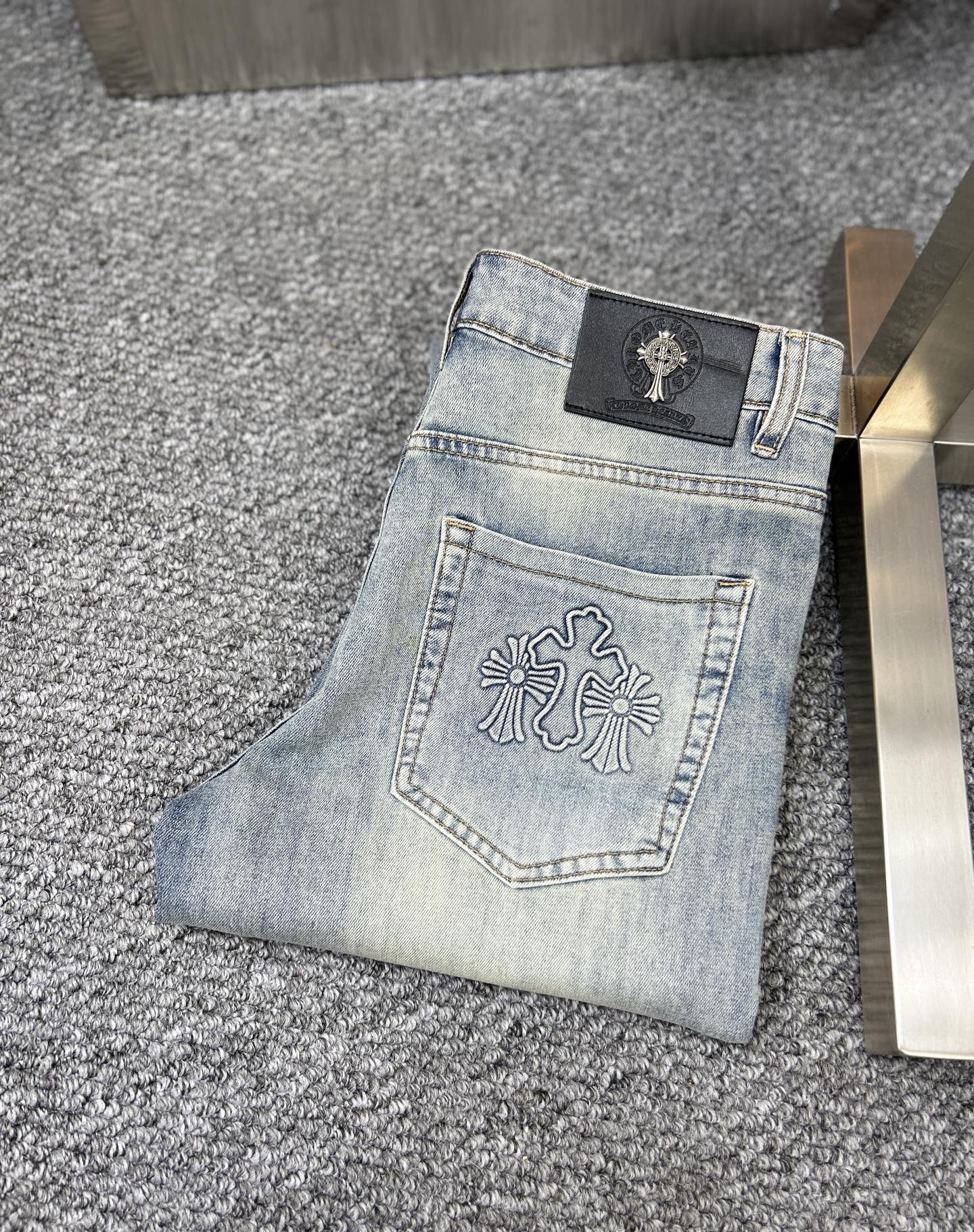 NO:444294,Chro* ss25 early spring new men's jeans, the fabric is elastic. Exclusively available. Official website synchronization, fashionable and elegant, using primary color yeast washing technology, selected imported heavy tannin denim fabric, equipped with counter hardware decoration, genuine leather brand, exquisite car line, worth owning. Number of 29-38, 37m, chrome hearts, jeans, alexander wang19860909Chro*克罗心 ss25早春新款男士牛仔裤 面料弹性好.独家发售 官网同步 时尚优雅 采用原色酵母水洗工艺 精选进口重磅丹宁牛仔面料 配专柜五金装饰 真皮皮牌 精致车线 值得拥有.码数29-38 无37m,,chrome hearts,jeans,alexander wang,Men's clothing