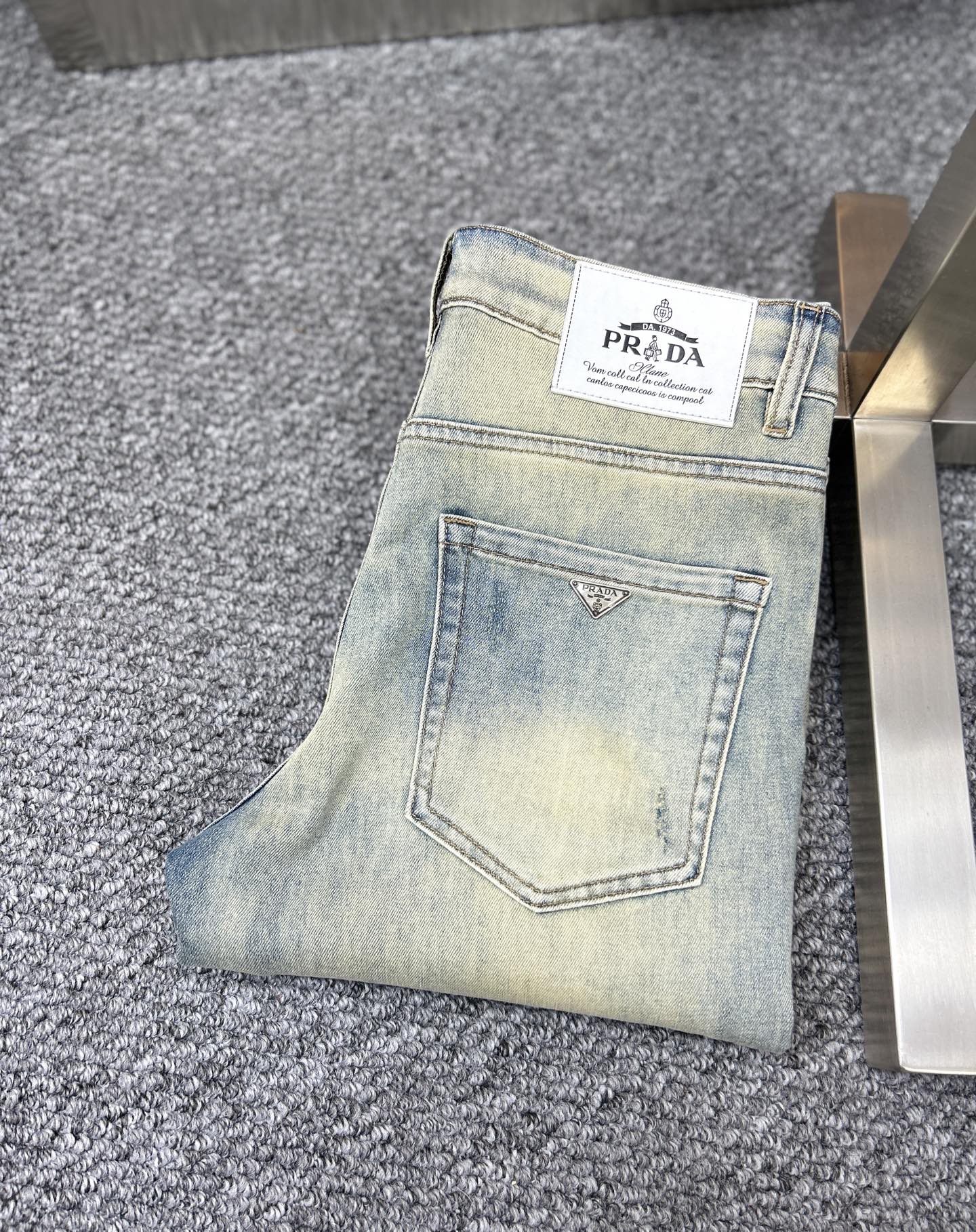 NO:444363,Prad* Prad ss25 early spring new men's jeans, the fabric is elastic. Exclusively available. Official website synchronization, fashionable and elegant, using primary color yeast washing technology, selected imported heavy tannin denim fabric, equipped with counter hardware decoration, genuine leather brand, exquisite car line, worth owning. Number of 29-38, no 37m,,prada,prada,jeans,alexander wang19860909Prad*普拉达 ss25早春新款男士牛仔裤 面料弹性好.独家发售 官网同步 时尚优雅 采用原色酵母水洗工艺 精选进口重磅丹宁牛仔面料 配专柜五金装饰 真皮皮牌 精致车线 值得拥有.码数29-38 无37m,,prada,prada,jeans,alexander wang,Men's clothing