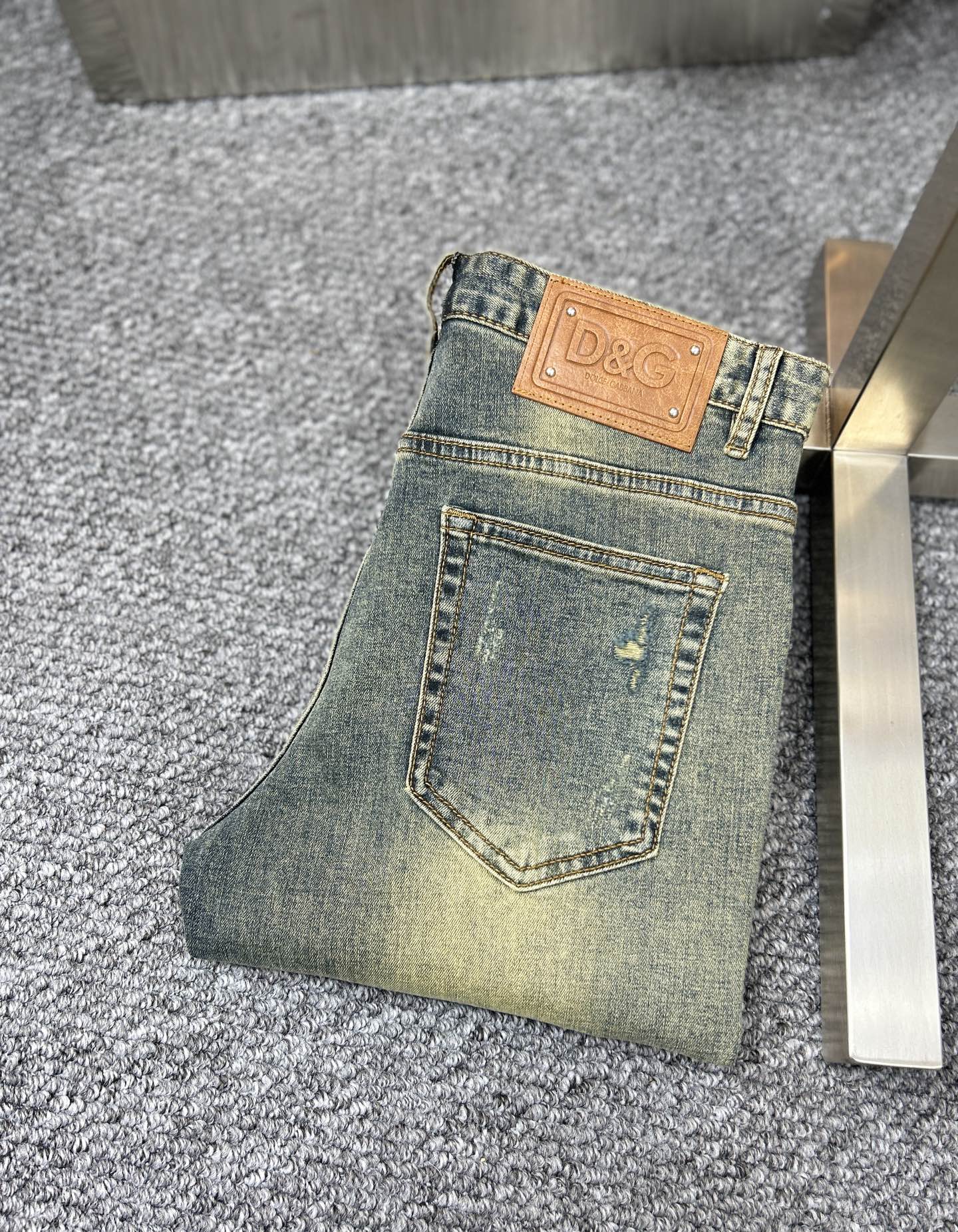 NO:444321,DG*Dougabana ss25 early spring new men's jeans, the fabric is elastic. Exclusively available. Official website synchronized, fashionable and elegant, using primary color yeast washing technology, selected imported heavy tannin denim fabric, equipped with counter hardware decoration, genuine leather leather brand, exquisite car line, worth owning. Number of 29-38, No 37m, Dolce&Gabbana, jeans, alexander wang19860909DG*杜嘉班纳 ss25早春新款男士牛仔裤 面料弹性好.独家发售 官网同步 时尚优雅 采用原色酵母水洗工艺 精选进口重磅丹宁牛仔面料 配专柜五金装饰 真皮皮牌 精致车线 值得拥有.码数29-38 无37m,,Dolce&Gabbana,jeans,alexander wang,Men's clothing