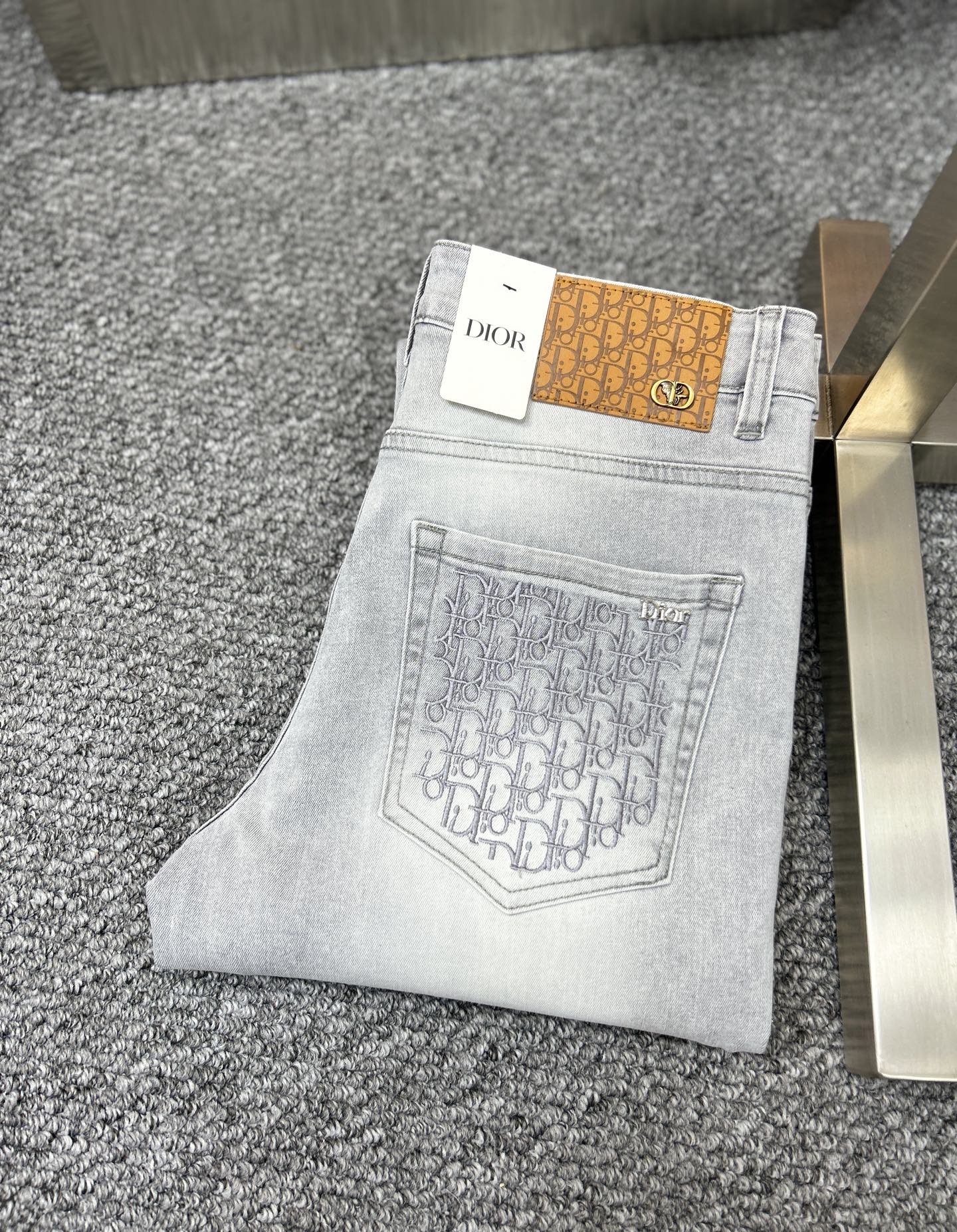 NO:444337,Dio* Dior ss25 early spring new men's jeans, the fabric is elastic. Exclusively available. Official website synchronization, fashionable and elegant, using primary color yeast washing technology, selected imported heavy tannin denim fabric, equipped with counter hardware decoration, genuine leather leather brand, exquisite car line, worth owning. Number of 29-38, no 37m,,dior,dior,jeans,alexander wang19860909Dio*迪奥 ss25早春新款男士牛仔裤 面料弹性好.独家发售 官网同步 时尚优雅 采用原色酵母水洗工艺 精选进口重磅丹宁牛仔面料 配专柜五金装饰 真皮皮牌 精致车线 值得拥有.码数29-38 无37m,,dior,dior,jeans,alexander wang,Men's clothing