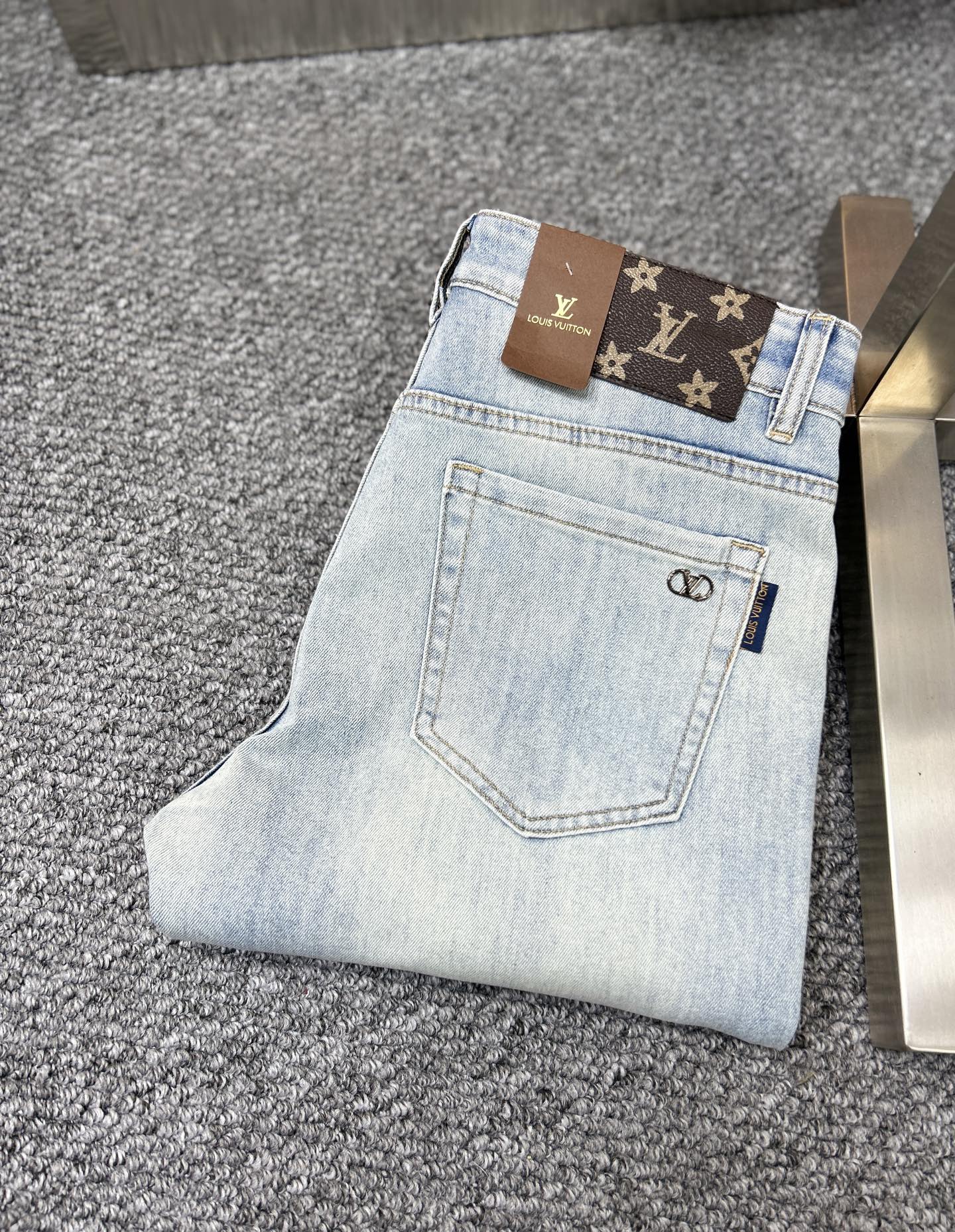 NO:442307,LV* Louis ss25 early spring new men's jeans, the fabric is elastic. Exclusively available. Official website synchronization, fashionable and elegant, using primary color yeast washing technology, selected imported heavy tannin denim fabric, equipped with counter hardware decoration, genuine leather brand, exquisite car line, worth owning. Number of 29-38, no 37m,,louis vuitton,louis vuitton,jeans,alexander wang19860909LV*路易 ss25早春新款男士牛仔裤 面料弹性好.独家发售 官网同步 时尚优雅 采用原色酵母水洗工艺 精选进口重磅丹宁牛仔面料 配专柜五金装饰 真皮皮牌 精致车线 值得拥有.码数29-38 无37m,,louis vuitton,louis vuitton,jeans,alexander wang,Men's clothing