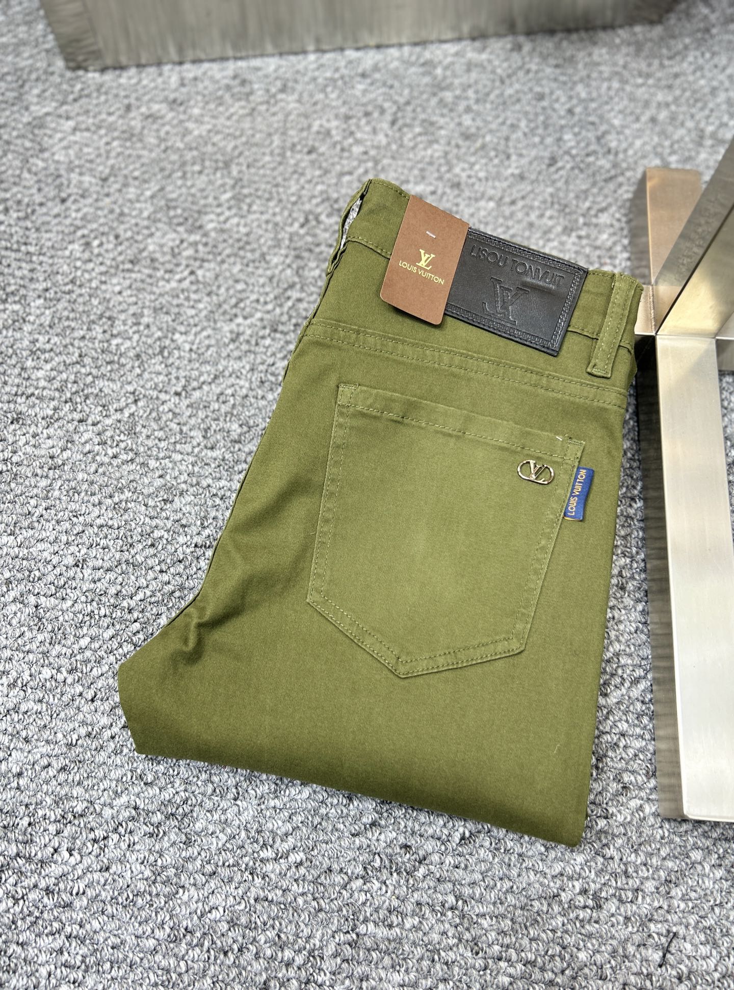 NO:442296,LV* Louis ss25 early spring new men's jeans, the fabric is elastic. Exclusively available. Official website synchronization, fashionable and elegant, using primary color yeast washing technology, selected imported heavy tannin denim fabric, equipped with counter hardware decoration, genuine leather brand, exquisite car line, worth owning. Number of 29-38, no 37m,,louis vuitton,louis vuitton,jeans,alexander wang19860909LV*路易 ss25早春新款男士牛仔裤 面料弹性好.独家发售 官网同步 时尚优雅 采用原色酵母水洗工艺 精选进口重磅丹宁牛仔面料 配专柜五金装饰 真皮皮牌 精致车线 值得拥有.码数29-38 无37m,,louis vuitton,louis vuitton,jeans,alexander wang,Men's clothing