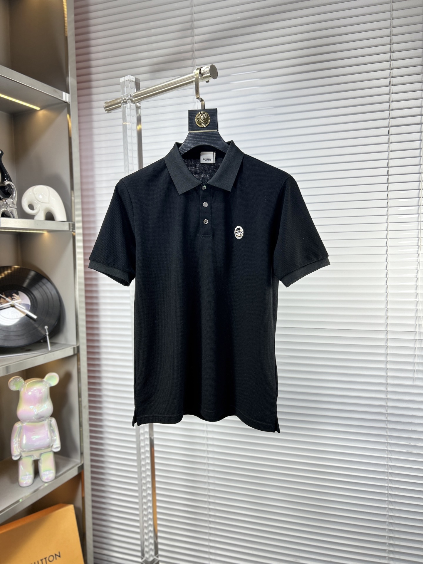 NO:135292,BBR* Burberry ss25 early spring new lapel POLO shirt, high-quality bead floor cotton material, elegant and luxurious brand style, 260 grams, customer-supplied imported fabric, the shirt made is also smooth and crisp, and it is also anti-wrinkle and pilling, and is extremely comfortable to wear with close body. Number of sizes M-XXXL, burberry, shirts, alexander wang19860909BBR*巴宝莉 ss25早春新款翻领POLO衫 高品质珠地棉材质 雍容华贵的品牌风格,260克重 客供进口面料 做出来的衬衫也是版型垂顺挺括,并且还抗皱抗起球,贴身穿着也是极为舒适 码数M-XXXL,,burberry,shirts,alexander wang,Men's clothing