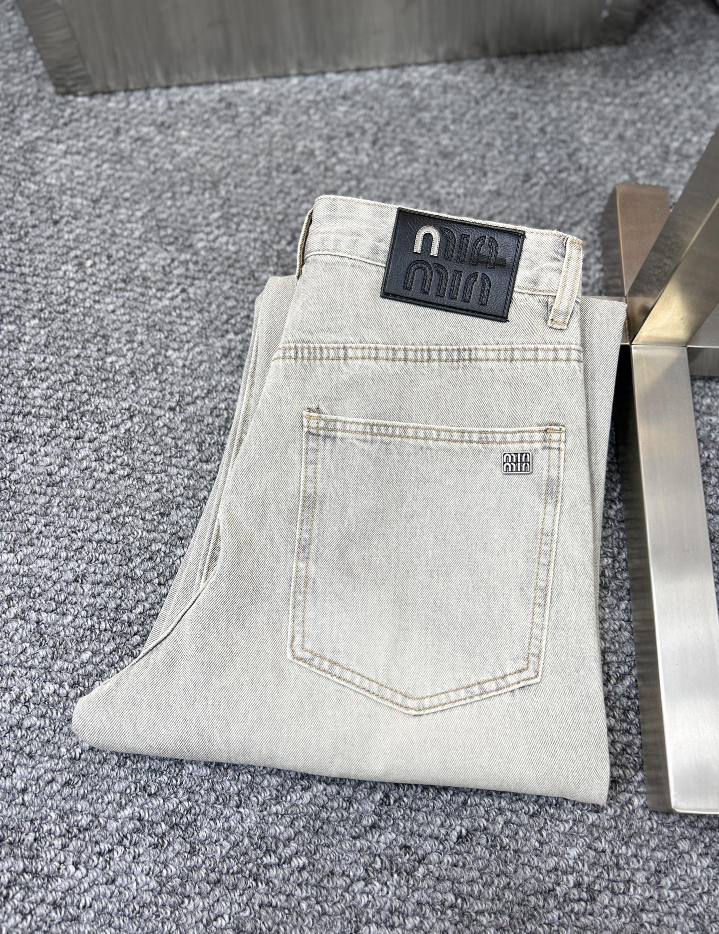 NO:444355,MIU*Miao Miu ss25 early spring new men's jeans, the fabric is elastic. Exclusively available. Official website synchronization, fashionable and elegant, using primary color yeast washing technology, selected imported heavy tannin denim fabric, equipped with counter hardware decoration, genuine leather brand, exquisite car line, worth owning. Number of 29-38, no 37m,,miumiu,jeans,alexander wang19860909MIU*缪缪 ss25早春新款男士牛仔裤 面料弹性好.独家发售 官网同步 时尚优雅 采用原色酵母水洗工艺 精选进口重磅丹宁牛仔面料 配专柜五金装饰 真皮皮牌 精致车线 值得拥有.码数29-38 无37m,,miumiu,jeans,alexander wang,Men's clothing