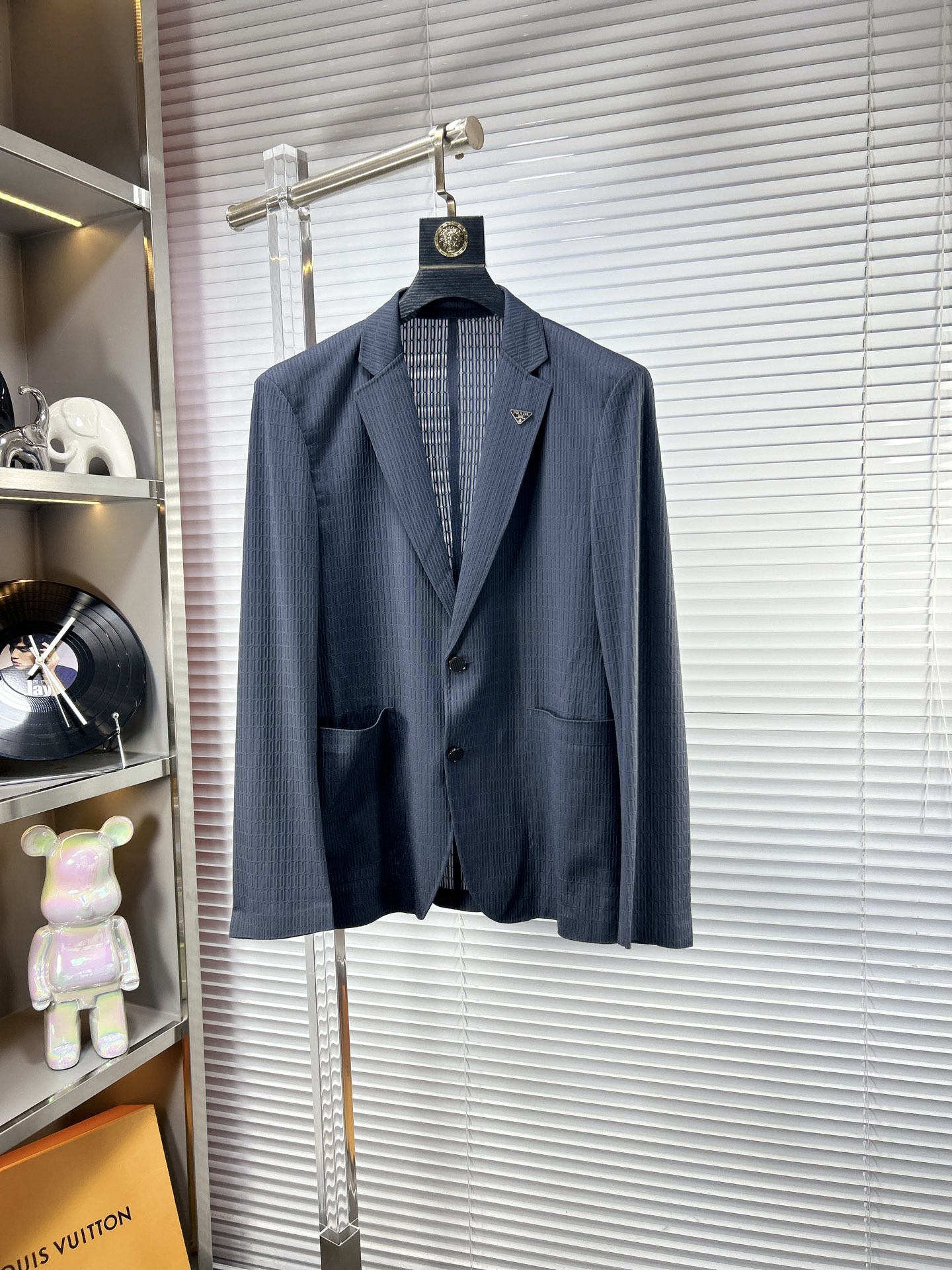 NO:135348,Prad* Prad ss25 early spring new men's single western jacket. It uses customer-supplied high-density fine material fabric, soft and glutinous, skin-friendly, anti-wrinkle and straight and stylish, brand letter logo, full of fashion sense; suitable for a variety of styles; a jacket that does not pick the age. Size 48-56, prada, prada, jackets & coats, alexander wang19860909Prad*普拉达 ss25早春新款西服男士单西外套.采用客供高密度精材质面料,软糯亲肤,抗皱立挺有型,品牌字母logo,满满的时尚感；适合多种穿搭风格；一款不挑年纪的外套.码数48-56,,prada,prada,jackets & coats,alexander wang,Men's clothing