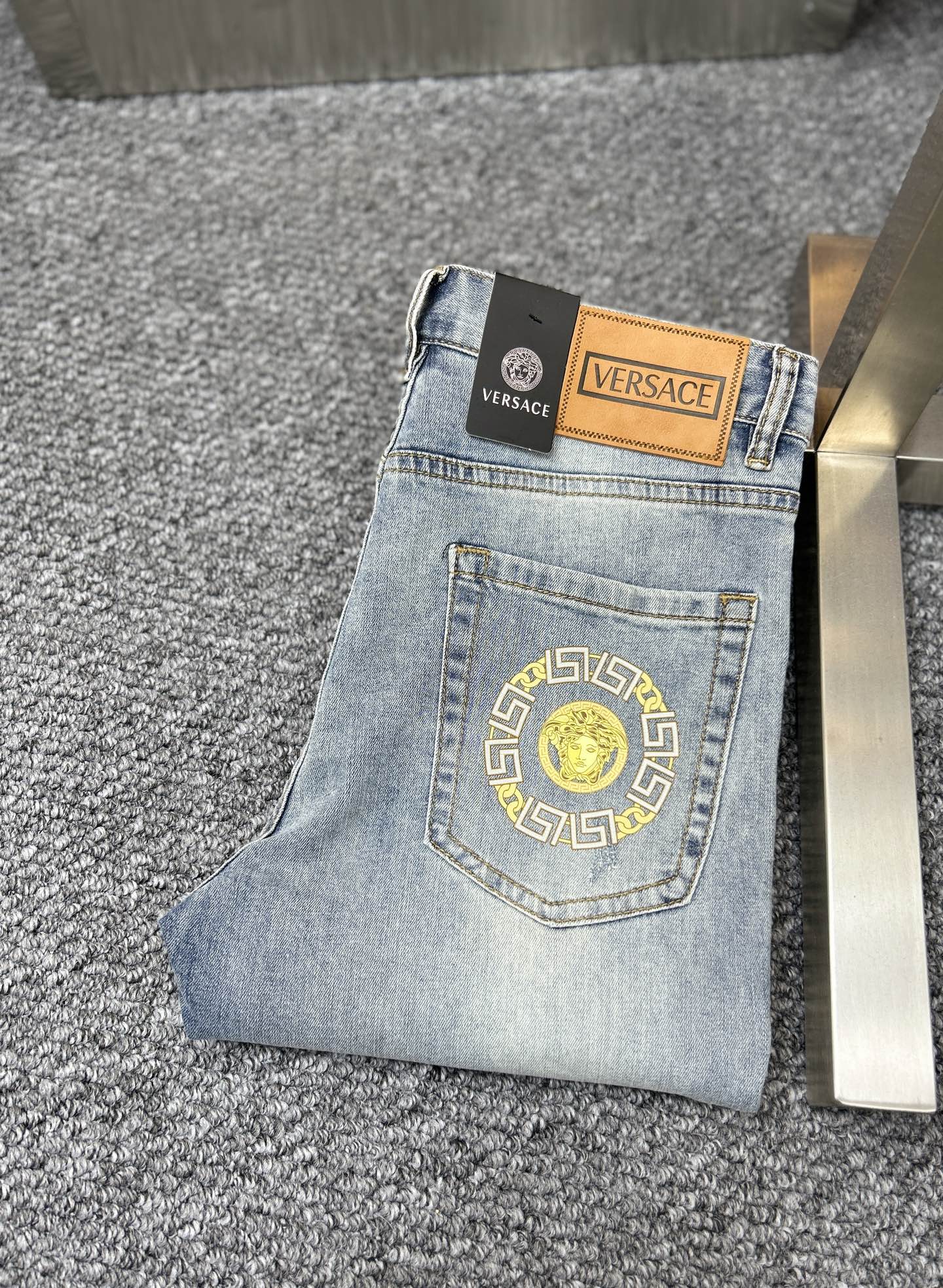 NO:446033,Vers* Versace SS25 early spring new men's jeans, the fabric is elastic. Exclusively available. Official website synchronization, fashionable and elegant, using primary color yeast washing technology, selected imported heavy tannin denim fabric, equipped with counter hardware decoration, genuine leather brand, exquisite car line, worth owning. Number of 29-38, no 37m,,versace,versace,jeans,alexander wang19860909Vers*范思哲 ss25早春新款男士牛仔裤 面料弹性好.独家发售 官网同步 时尚优雅 采用原色酵母水洗工艺 精选进口重磅丹宁牛仔面料 配专柜五金装饰 真皮皮牌 精致车线 值得拥有.码数29-38 无37m,,versace,versace,jeans,alexander wang,Men's clothing