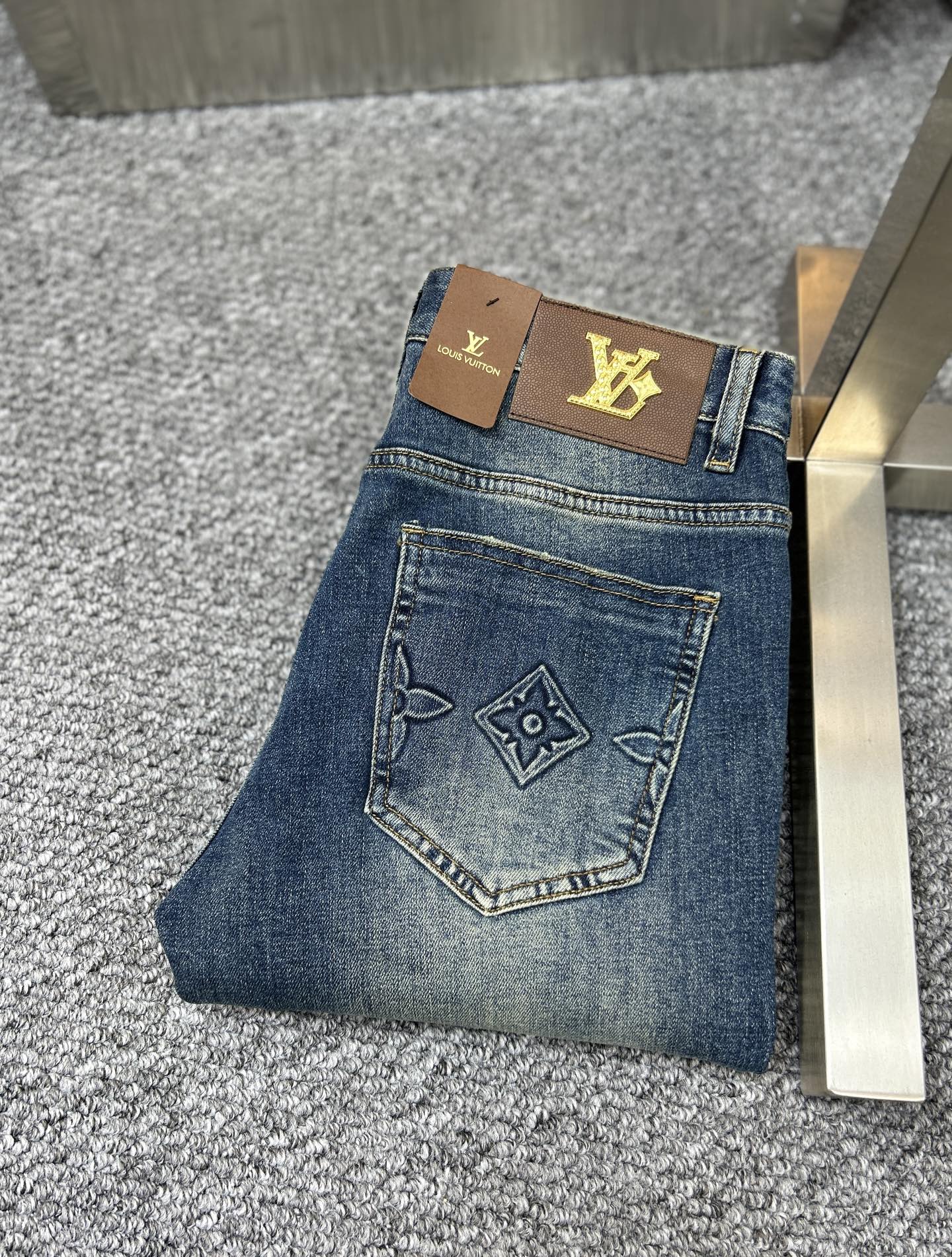 NO:446022,LV* Louis ss25 early spring new men's jeans, the fabric is elastic. Exclusively available. Official website synchronization, fashionable and elegant, using primary color yeast washing technology, selected imported heavy tannin denim fabric, equipped with counter hardware decoration, genuine leather brand, exquisite car line, worth owning. Number of 29-38, no 37m,,louis vuitton,louis vuitton,jeans,alexander wang19860909LV*路易 ss25早春新款男士牛仔裤 面料弹性好.独家发售 官网同步 时尚优雅 采用原色酵母水洗工艺 精选进口重磅丹宁牛仔面料 配专柜五金装饰 真皮皮牌 精致车线 值得拥有.码数29-38 无37m,,louis vuitton,louis vuitton,jeans,alexander wang,Men's clothing