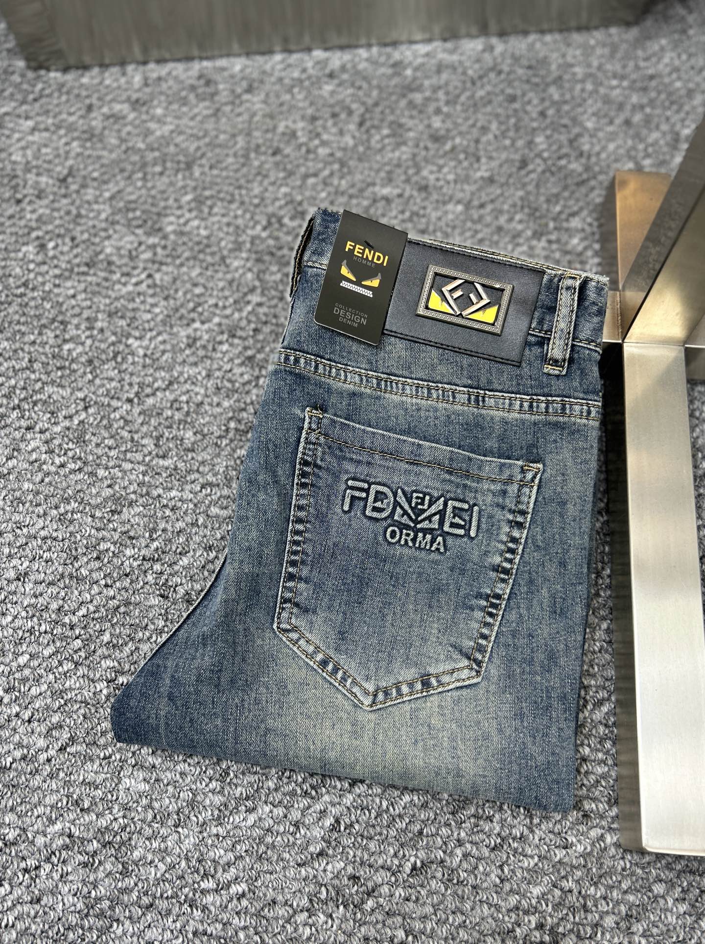 NO:446084,Fend* Fendi ss25 early spring new men's jeans, the fabric is elastic. Exclusively available. Official website synchronization, fashionable and elegant, using primary color yeast washing technology, selected imported heavy tannin denim fabric, equipped with counter hardware decoration, genuine leather leather brand, exquisite car line, worth owning. Number of 29-38, no 37m,,fendi,fendi,jeans,alexander wang19860909Fend*芬迪 ss25早春新款男士牛仔裤 面料弹性好.独家发售 官网同步 时尚优雅 采用原色酵母水洗工艺 精选进口重磅丹宁牛仔面料 配专柜五金装饰 真皮皮牌 精致车线 值得拥有.码数29-38 无37m,,fendi,fendi,jeans,alexander wang,Men's clothing