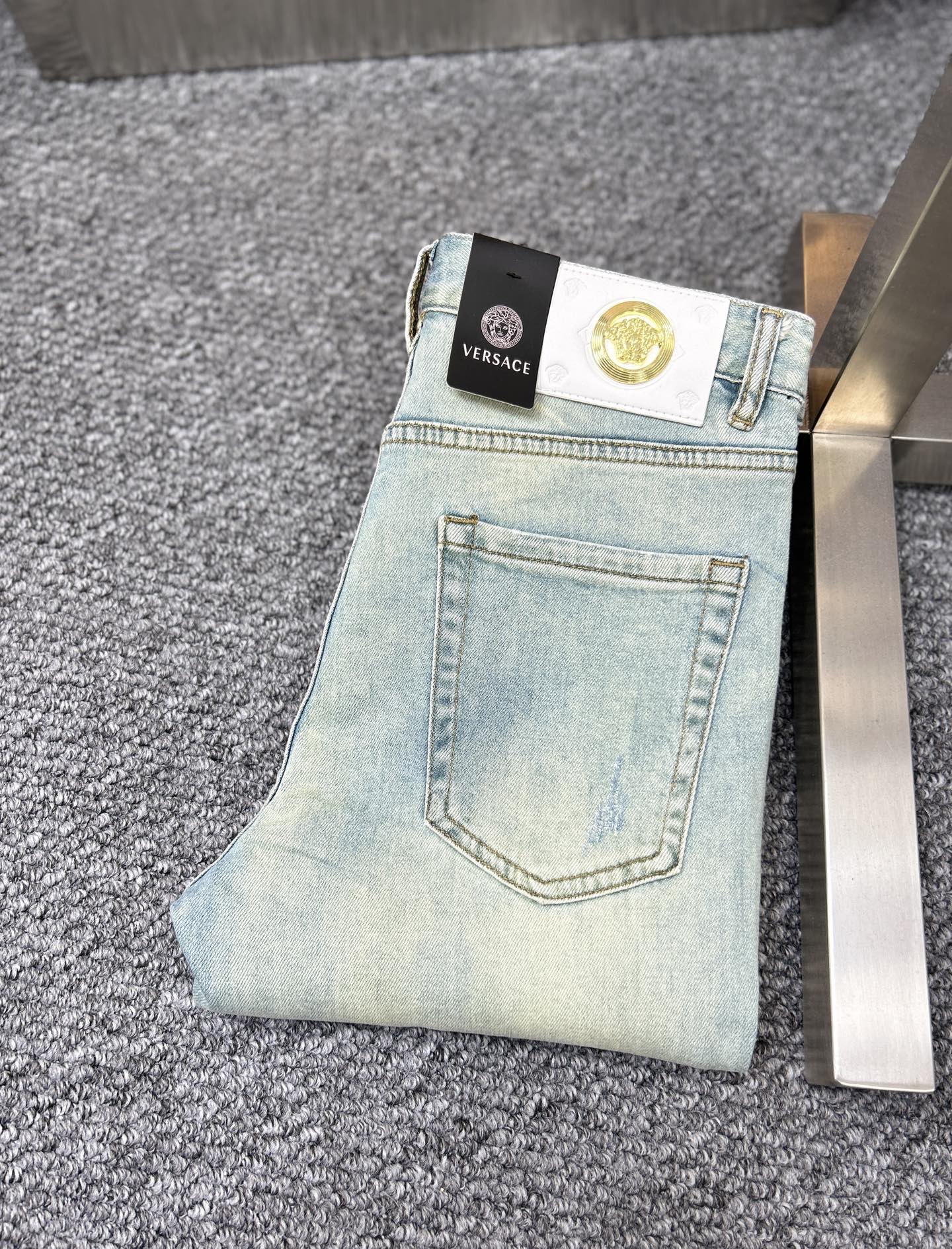 NO:446077,Vers* Versace SS25 early spring new men's jeans, the fabric is elastic. Exclusively available. Official website synchronization, fashionable and elegant, using primary color yeast washing technology, selected imported heavy tannin denim fabric, equipped with counter hardware decoration, genuine leather brand, exquisite car line, worth owning. Number of 29-38, no 37m,,versace,versace,jeans,alexander wang19860909Vers*范思哲 ss25早春新款男士牛仔裤 面料弹性好.独家发售 官网同步 时尚优雅 采用原色酵母水洗工艺 精选进口重磅丹宁牛仔面料 配专柜五金装饰 真皮皮牌 精致车线 值得拥有.码数29-38 无37m,,versace,versace,jeans,alexander wang,Men's clothing