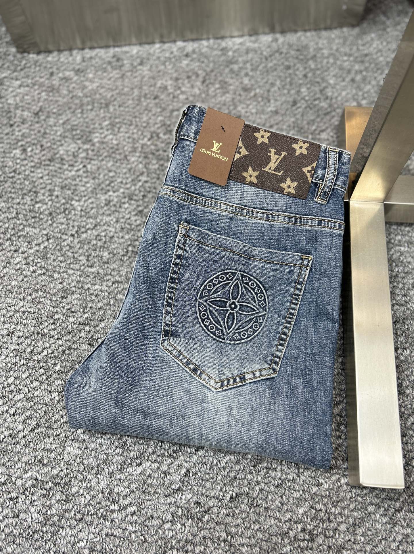 NO:446062,LV* Louis ss25 early spring new men's jeans, the fabric is elastic. Exclusively available. Official website synchronization, fashionable and elegant, using primary color yeast washing technology, selected imported heavy tannin denim fabric, equipped with counter hardware decoration, genuine leather brand, exquisite car line, worth owning. Number of 29-38, no 37m,,louis vuitton,louis vuitton,jeans,alexander wang19860909LV*路易 ss25早春新款男士牛仔裤 面料弹性好.独家发售 官网同步 时尚优雅 采用原色酵母水洗工艺 精选进口重磅丹宁牛仔面料 配专柜五金装饰 真皮皮牌 精致车线 值得拥有.码数29-38 无37m,,louis vuitton,louis vuitton,jeans,alexander wang,Men's clothing