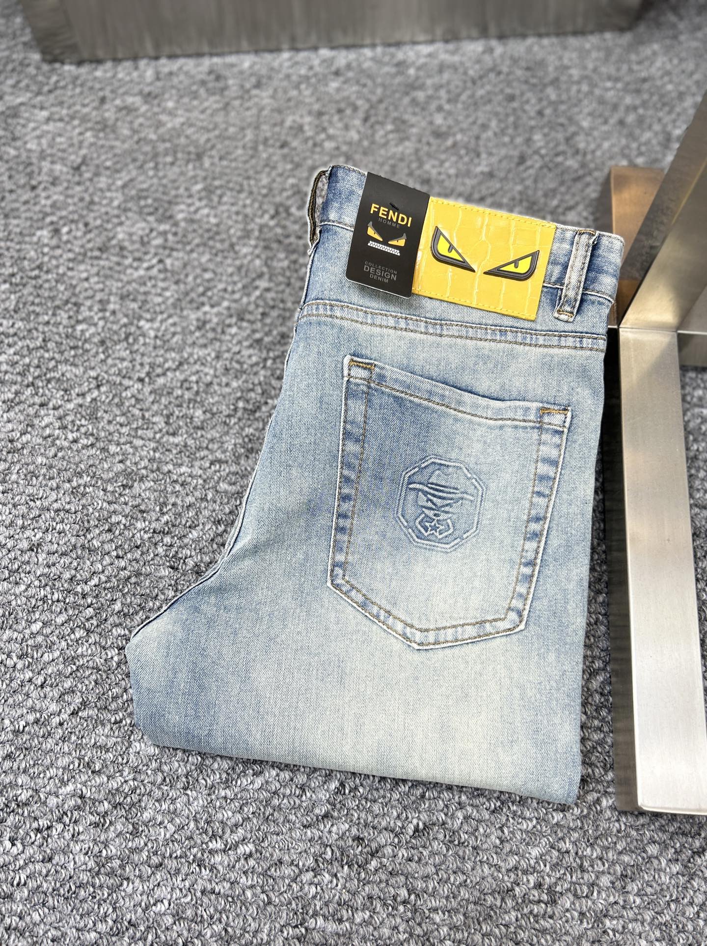 NO:446054,Fend* Fendi ss25 early spring new men's jeans, the fabric is elastic. Exclusively available. Official website synchronization, fashionable and elegant, using primary color yeast washing technology, selected imported heavy tannin denim fabric, equipped with counter hardware decoration, genuine leather leather brand, exquisite car line, worth owning. Number of 29-38, no 37m,,fendi,fendi,jeans,alexander wang19860909Fend*芬迪 ss25早春新款男士牛仔裤 面料弹性好.独家发售 官网同步 时尚优雅 采用原色酵母水洗工艺 精选进口重磅丹宁牛仔面料 配专柜五金装饰 真皮皮牌 精致车线 值得拥有.码数29-38 无37m,,fendi,fendi,jeans,alexander wang,Men's clothing