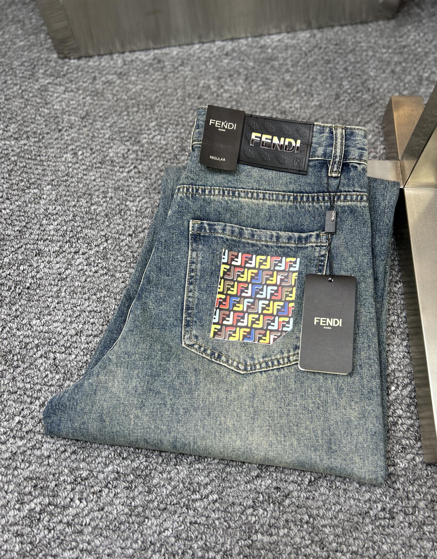 NO:907897,Fend* Fendi ss25 new spring and summer men's jeans. The fabric has good elasticity. Exclusively available on the official website. Fashionable and elegant. Uses original color yeast washing process. Selected imported heavyweight denim denim fabric. Equipped with counter hardware decoration. Genuine leather label. Exquisite stitching. Worth owning. Size 28-40 No 35 37m,,fendi,fendi,jeans,19860909Fend*芬迪 ss25春夏新款男士牛仔裤 面料弹性好.独家发售 官网同步 时尚优雅 采用原色酵母水洗工艺 精选进口重磅丹宁牛仔面料 配专柜五金装饰 真皮皮牌 精致车线 值得拥有.码数28-40 无35 37m,,fendi,fendi,jeans,,Men's clothing