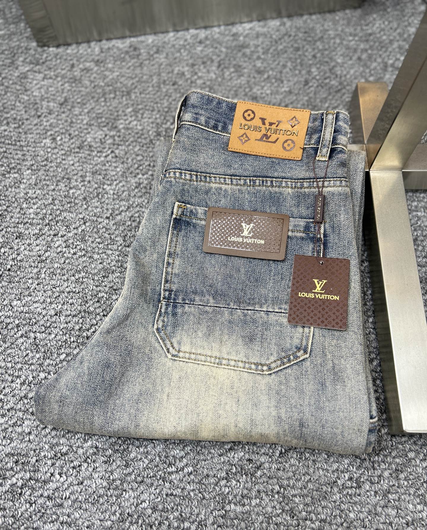 NO:934057,LV*Louis ss25 new spring and summer men's jeans. The fabric has good elasticity. Exclusive sale. Official website synchronization. Fashionable and elegant. Uses original color yeast washing process. Selected imported heavyweight denim denim fabric. Equipped with counter hardware decoration. Genuine leather label. Exquisite stitching. Worth owning. Size 28-38. No 35m,,louis vuitton,louis vuitton,jeans,19860909LV*路易 ss25春夏新款男士牛仔裤 面料弹性好.独家发售 官网同步 时尚优雅 采用原色酵母水洗工艺 精选进口重磅丹宁牛仔面料 配专柜五金装饰 真皮皮牌 精致车线 值得拥有.码数28-38 无35m,,louis vuitton,louis vuitton,jeans,,Men's clothing