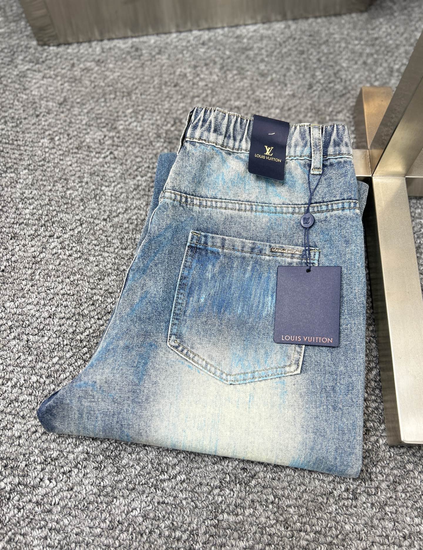 NO:907893,LV*Louis ss25 new spring and summer men's jeans. The fabric has good elasticity. Exclusive sale. Synchronized with the official website. Fashionable and elegant. Uses original color yeast washing process. Selected imported heavyweight denim denim fabric. Equipped with counter hardware decoration. Genuine leather label. Exquisite stitching. Worth owning. m size S-3XL,,louis vuitton,louis vuitton,jeans,19860909LV*路易 ss25春夏新款男士牛仔裤 面料弹性好.独家发售 官网同步 时尚优雅 采用原色酵母水洗工艺 精选进口重磅丹宁牛仔面料 配专柜五金装饰 真皮皮牌 精致车线 值得拥有.m码数S-3XL,,louis vuitton,louis vuitton,jeans,,Men's clothing
