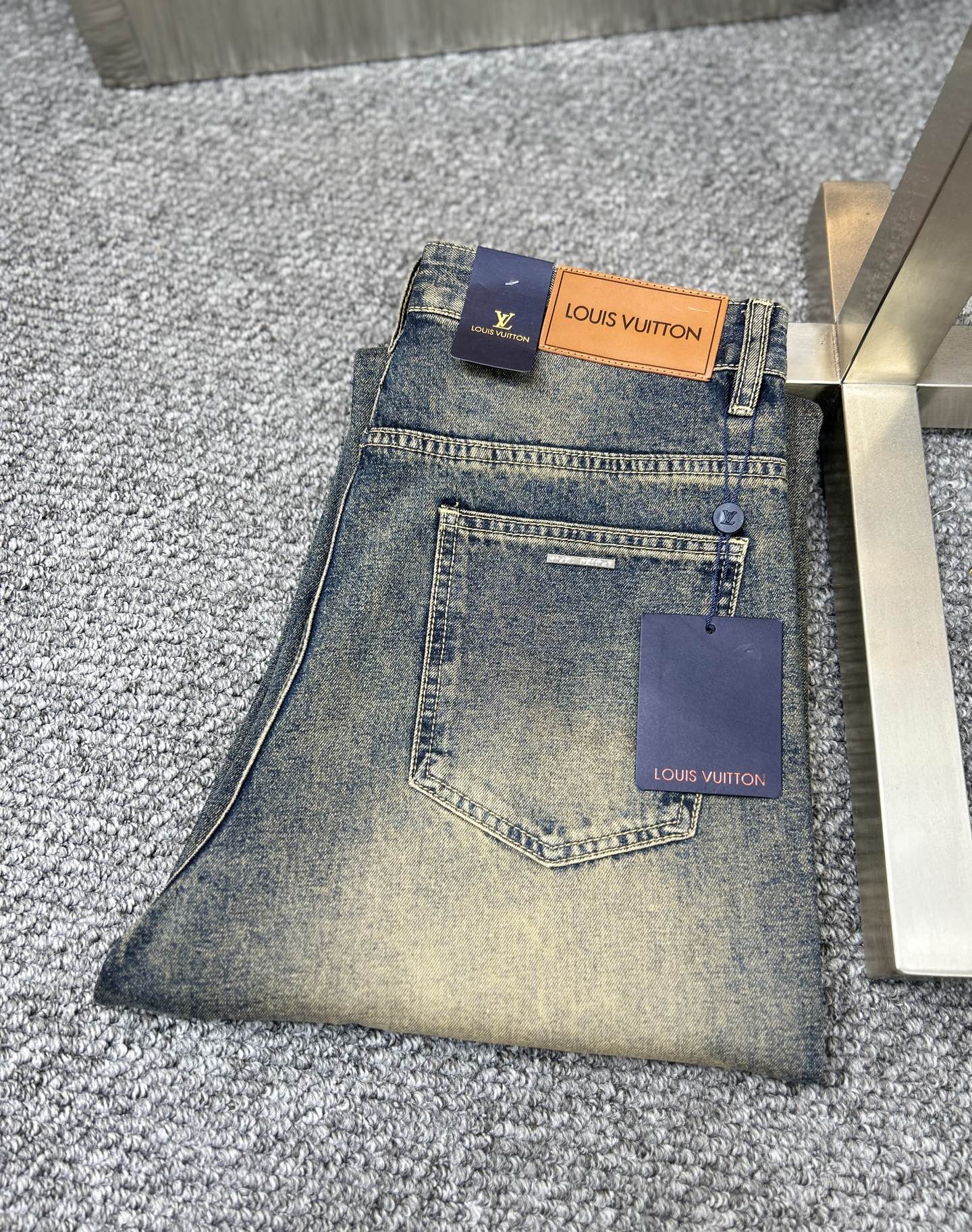 NO:907901,LV*Louis ss25 new spring and summer men's jeans. The fabric has good elasticity. Exclusive sale. Official website synchronization. Fashionable and elegant. Uses original color yeast washing process. Selected imported heavyweight denim denim fabric. Equipped with counter hardware decoration. Genuine leather label. Exquisite stitching. Worth owning. Size 28-38. No 35m,,louis vuitton,louis vuitton,jeans,19860909LV*路易 ss25春夏新款男士牛仔裤 面料弹性好.独家发售 官网同步 时尚优雅 采用原色酵母水洗工艺 精选进口重磅丹宁牛仔面料 配专柜五金装饰 真皮皮牌 精致车线 值得拥有.码数28-38 无35m,,louis vuitton,louis vuitton,jeans,,Men's clothing