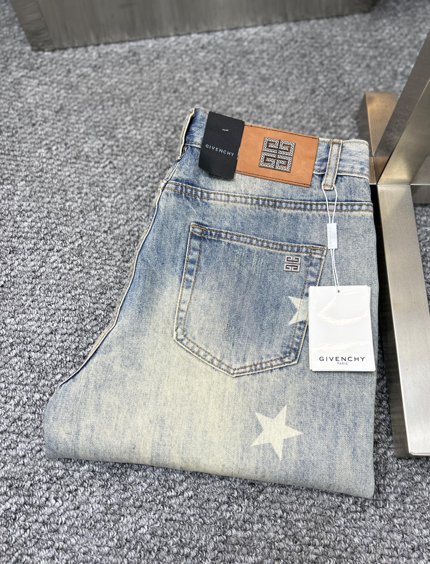 NO:907906,Giv*Givenchy ss25 new spring and summer men's jeans. The fabric has good elasticity. Exclusively available on the official website. Fashionable and elegant. Uses original color yeast washing process. Selected imported heavyweight denim denim fabric. Equipped with counter hardware decoration. Genuine leather label. Exquisite stitching. Worth owning. Size 28-38. No 35m,,givenchy,jeans,19860909Giv*纪梵希 ss25春夏新款男士牛仔裤 面料弹性好.独家发售 官网同步 时尚优雅 采用原色酵母水洗工艺 精选进口重磅丹宁牛仔面料 配专柜五金装饰 真皮皮牌 精致车线 值得拥有.码数28-38 无35m,,givenchy,jeans,,Men's clothing