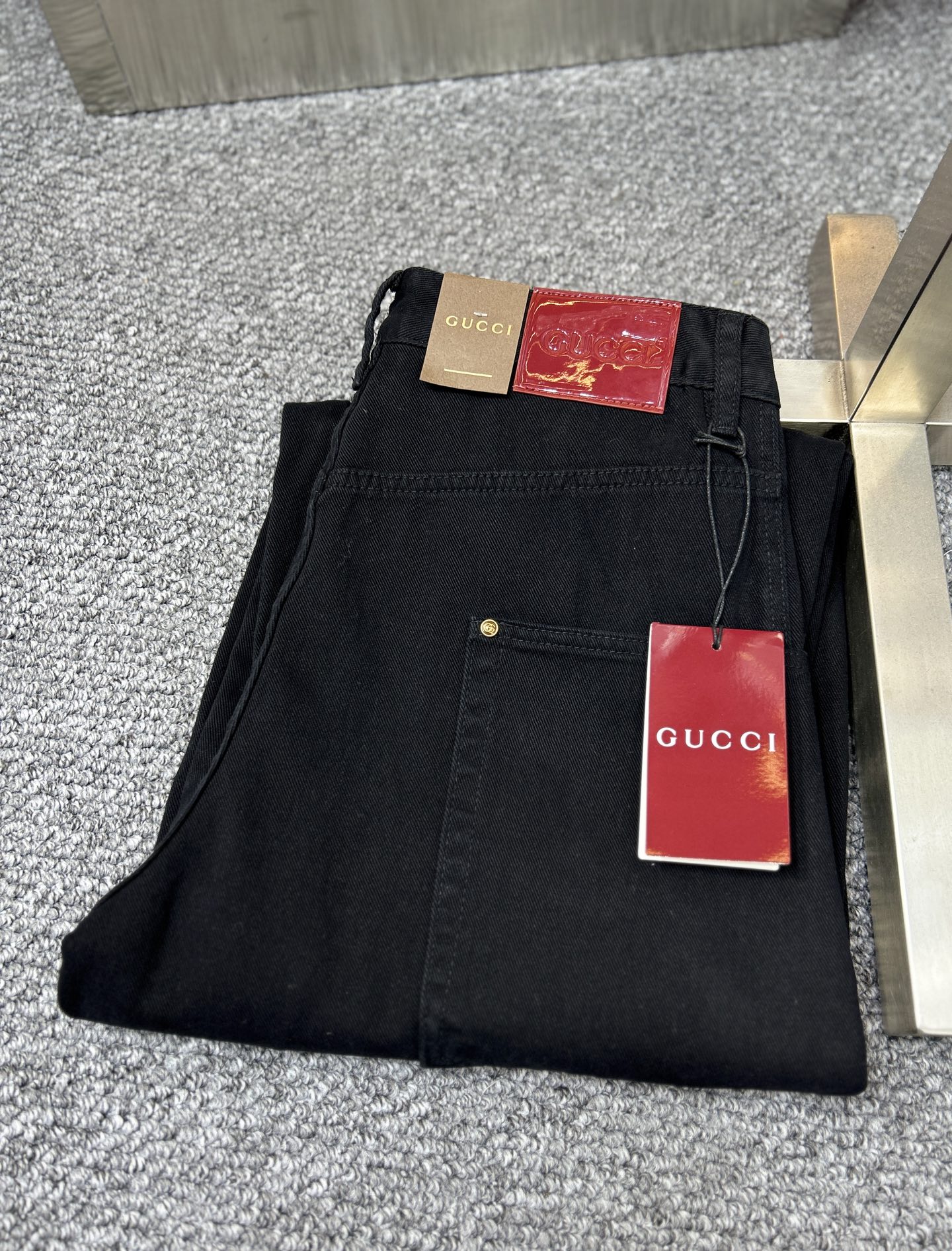 NO:934062,Gucc*Gucci ss25 new spring and summer men's jeans. The fabric has good elasticity. Exclusively available on the official website. Fashionable and elegant. Uses original color yeast washing process. Selected imported heavyweight denim denim fabric. Equipped with counter hardware decoration. Genuine leather label. Exquisite stitching. Worth having. Size 28-38. No 37m,,gucci,jeans,19860909Gucc*古奇 ss25春夏新款男士牛仔裤 面料弹性好.独家发售 官网同步 时尚优雅 采用原色酵母水洗工艺 精选进口重磅丹宁牛仔面料 配专柜五金装饰 真皮皮牌 精致车线 值得拥有.码数28-38 无37m,,gucci,jeans,,Men's clothing