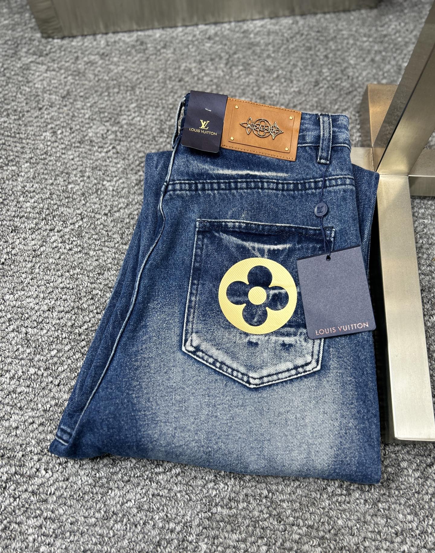 NO:907872,LV*Louis ss25 new spring and summer men's jeans. The fabric has good elasticity. Exclusive sale. Synchronized with the official website. Fashionable and elegant. Uses original color yeast washing process. Selected imported heavyweight denim denim fabric. Equipped with counter hardware decoration. Genuine leather label. Exquisite stitching. Worth owning. m size S-XXL,,louis vuitton,louis vuitton,jeans,19860909LV*路易 ss25春夏新款男士牛仔裤 面料弹性好.独家发售 官网同步 时尚优雅 采用原色酵母水洗工艺 精选进口重磅丹宁牛仔面料 配专柜五金装饰 真皮皮牌 精致车线 值得拥有.m码数S-XXL,,louis vuitton,louis vuitton,jeans,,Men's clothing