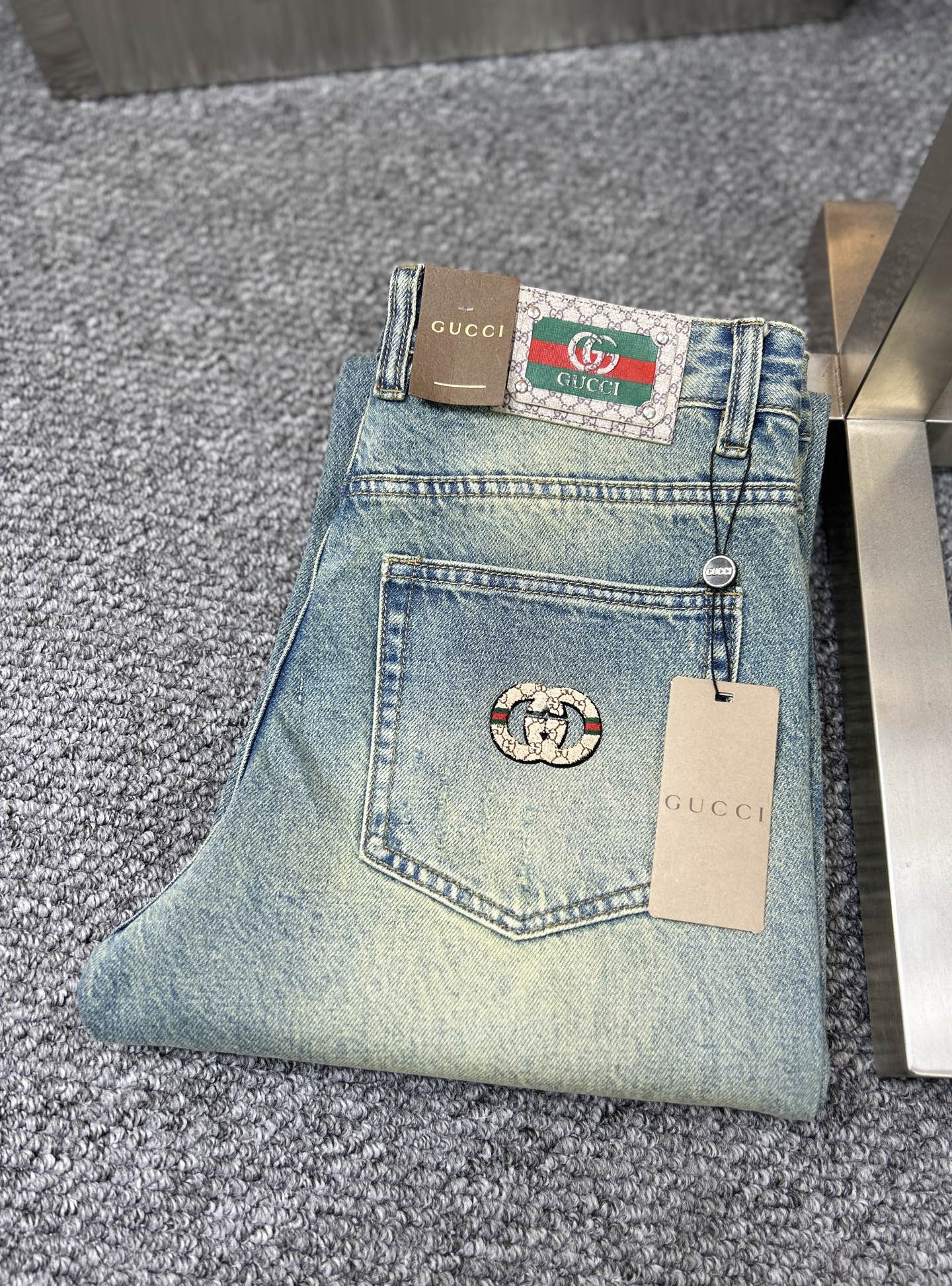 NO:907875,Gucc*Gucci ss25 new spring and summer men's jeans. The fabric has good elasticity. Exclusively available on the official website. Fashionable and elegant. Uses original color yeast washing process. Selected imported heavyweight denim denim fabric. Equipped with counter hardware decoration. Genuine leather label. Exquisite stitching. Worth having. Size 28-38. No 37m,,gucci,jeans,19860909Gucc*古奇 ss25春夏新款男士牛仔裤 面料弹性好.独家发售 官网同步 时尚优雅 采用原色酵母水洗工艺 精选进口重磅丹宁牛仔面料 配专柜五金装饰 真皮皮牌 精致车线 值得拥有.码数28-38 无37m,,gucci,jeans,,Men's clothing