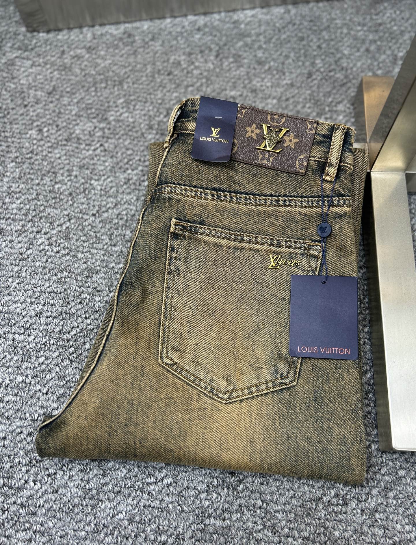 NO:907880,LV*Louis ss25 new spring and summer men's jeans. The fabric has good elasticity. Exclusive sale. Official website synchronization. Fashionable and elegant. Using original color yeast washing process. Selected imported heavy denim denim fabric. Equipped with counter hardware decoration. Genuine leather label. Exquisite stitching. Worth owning. Size 28-38. No 37m,,louis vuitton,louis vuitton,jeans,19860909LV*路易 ss25春夏新款男士牛仔裤 面料弹性好.独家发售 官网同步 时尚优雅 采用原色酵母水洗工艺 精选进口重磅丹宁牛仔面料 配专柜五金装饰 真皮皮牌 精致车线 值得拥有.码数28-38 无37m,,louis vuitton,louis vuitton,jeans,,Men's clothing