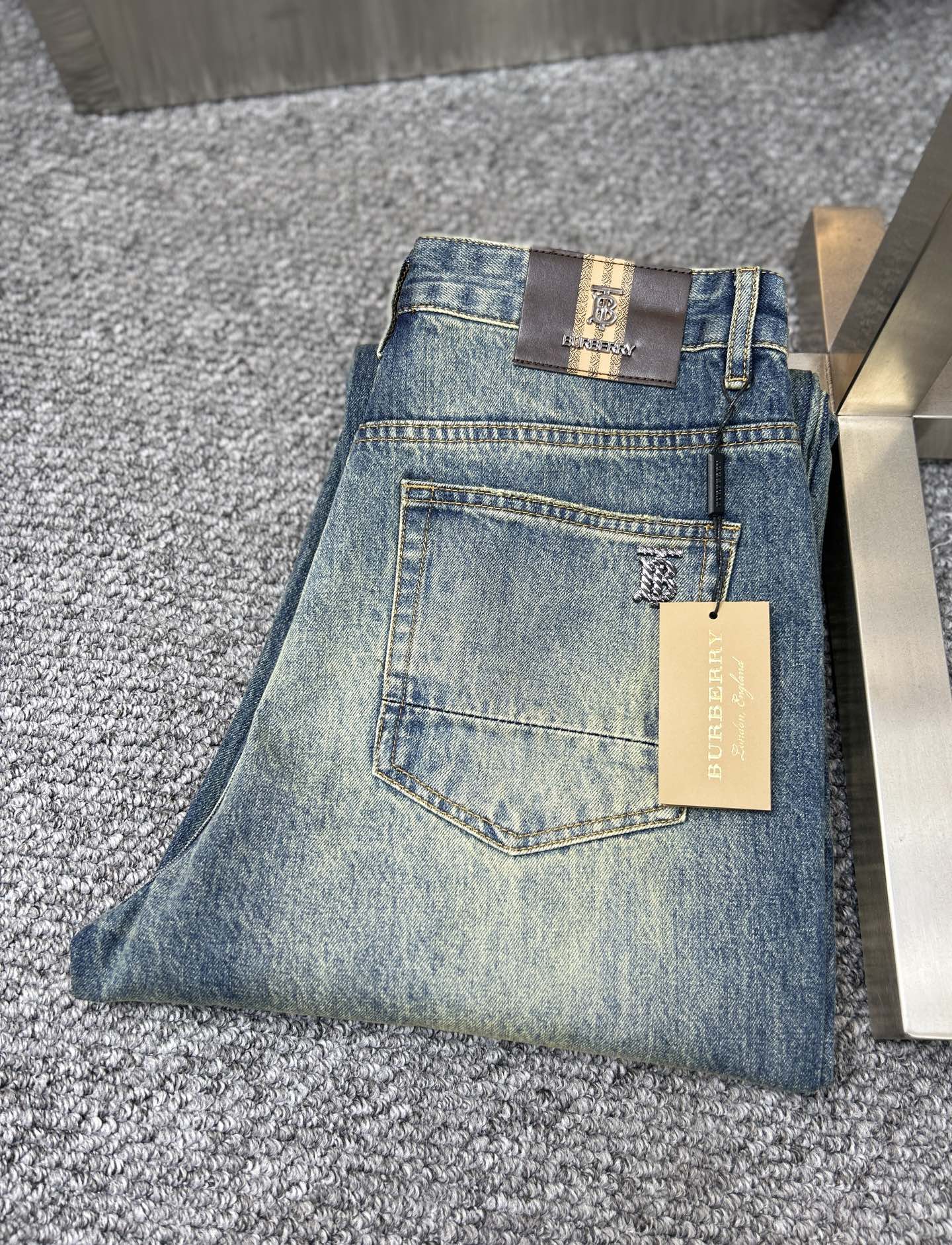 NO:907885,BBR* Burberry ss25 new spring and summer men's jeans. The fabric has good elasticity. Exclusively available on the official website. Fashionable and elegant. Uses original color yeast washing process. Selected imported heavyweight denim denim fabric. Equipped with counter hardware decoration. Genuine leather brand. Exquisite stitching. Worth having. Size 28-38. No 37m,, burberry, jeans,19860909BBR*巴宝莉 ss25春夏新款男士牛仔裤 面料弹性好.独家发售 官网同步 时尚优雅 采用原色酵母水洗工艺 精选进口重磅丹宁牛仔面料 配专柜五金装饰 真皮皮牌 精致车线 值得拥有.码数28-38 无37m,,burberry,jeans,,Men's clothing
