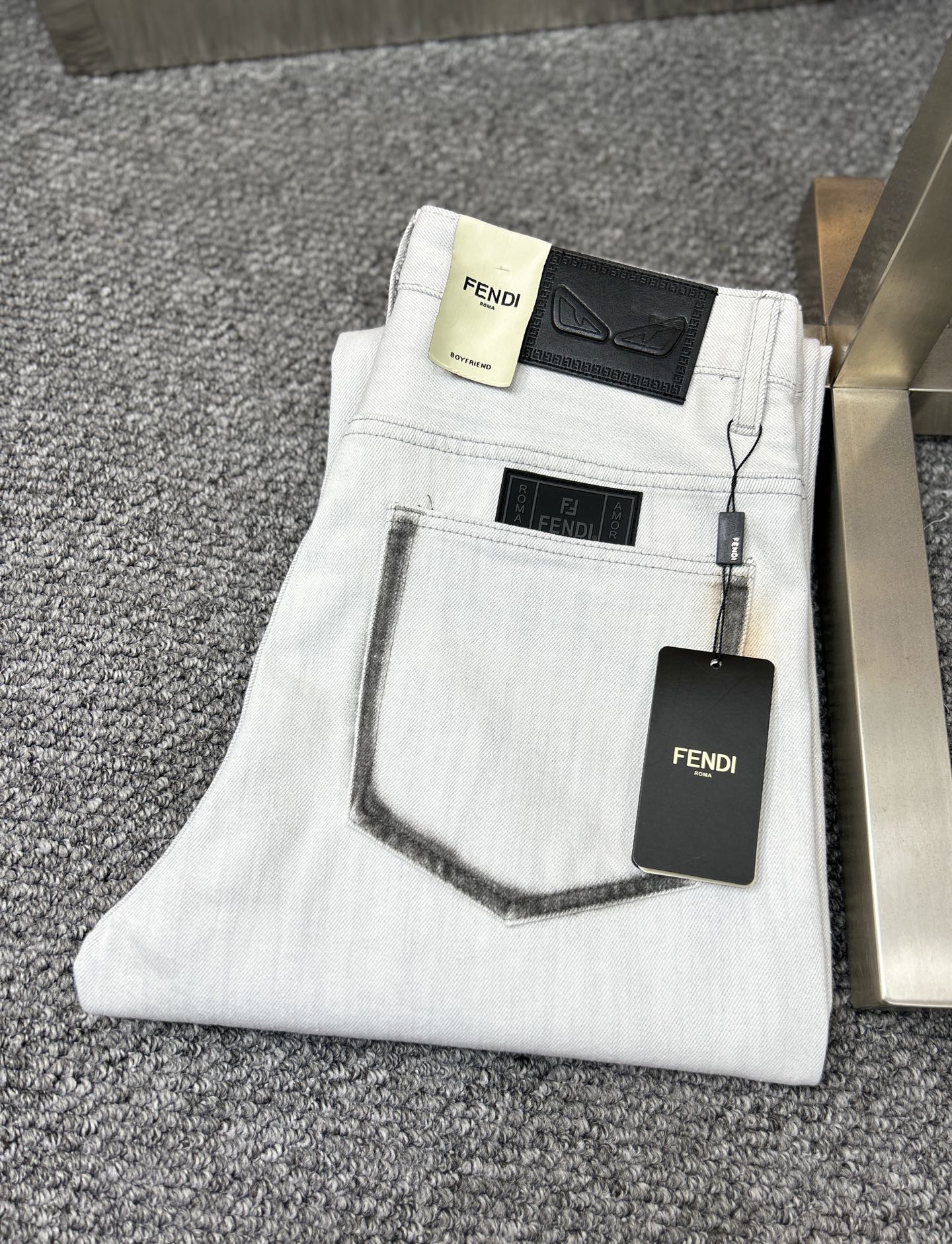 NO:907890,Fend* Fendi ss25 new spring and summer men's jeans. The fabric has good elasticity. Exclusive sale. Synchronized with the official website. Fashionable and elegant. Uses original color yeast washing process. Selected imported heavyweight denim denim fabric. Equipped with counter hardware decoration. Genuine leather label. Exquisite stitching. Worth owning. Size 28-38. No 37m,,fendi,fendi,jeans,19860909Fend*芬迪 ss25春夏新款男士牛仔裤 面料弹性好.独家发售 官网同步 时尚优雅 采用原色酵母水洗工艺 精选进口重磅丹宁牛仔面料 配专柜五金装饰 真皮皮牌 精致车线 值得拥有.码数28-38 无37m,,fendi,fendi,jeans,,Men's clothing