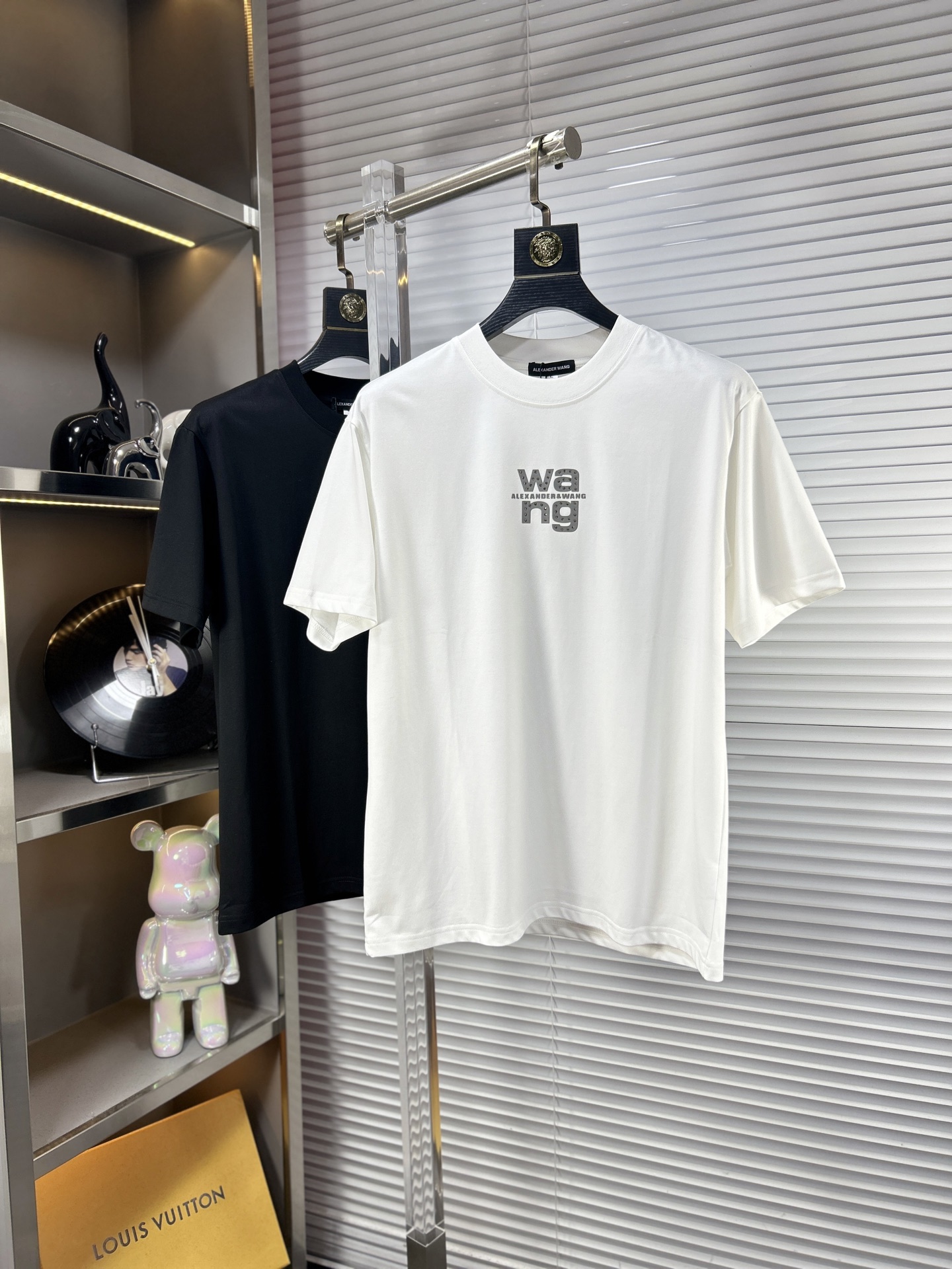 NO:420559,Wang*Alexander SS25 new summer short-sleeved style, top-grade pattern logo, handsome and fashionable, simple and versatile style. Fabric cotton is not only crisp, maintains a fashionable silhouette, but also comfortable to wear, and the yarn is more delicate. Number M-4XL, T-shirt, alexander wang19860909Wang*亚历山大 ss25夏季新款短袖,顶级图案logo,帅气时尚,简约百搭款.面料棉 不仅挺括,保持潮流的廓形,又穿着舒适,纱织更细腻 码数M-4XL,,T-shirt,alexander wang,Men's clothing