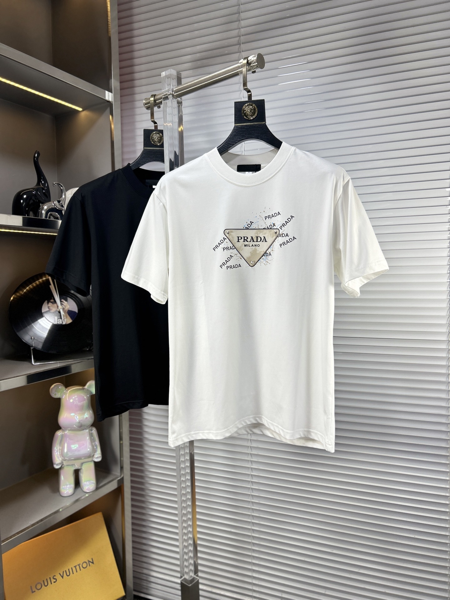 NO:420567,Prad* Prad ss25 summer new short-sleeved style, top-grade pattern logo, handsome and fashionable, simple and versatile style. Fabric cotton is not only crisp, maintains a fashionable silhouette, but also comfortable to wear, and the yarn is more delicate. Number M-4XL,,prada,prada,T-shirt,alexander wang19860909Prad*普拉达 ss25夏季新款短袖,顶级图案logo,帅气时尚,简约百搭款.面料棉 不仅挺括,保持潮流的廓形,又穿着舒适,纱织更细腻 码数M-4XL,,prada,prada,T-shirt,alexander wang,Men's clothing