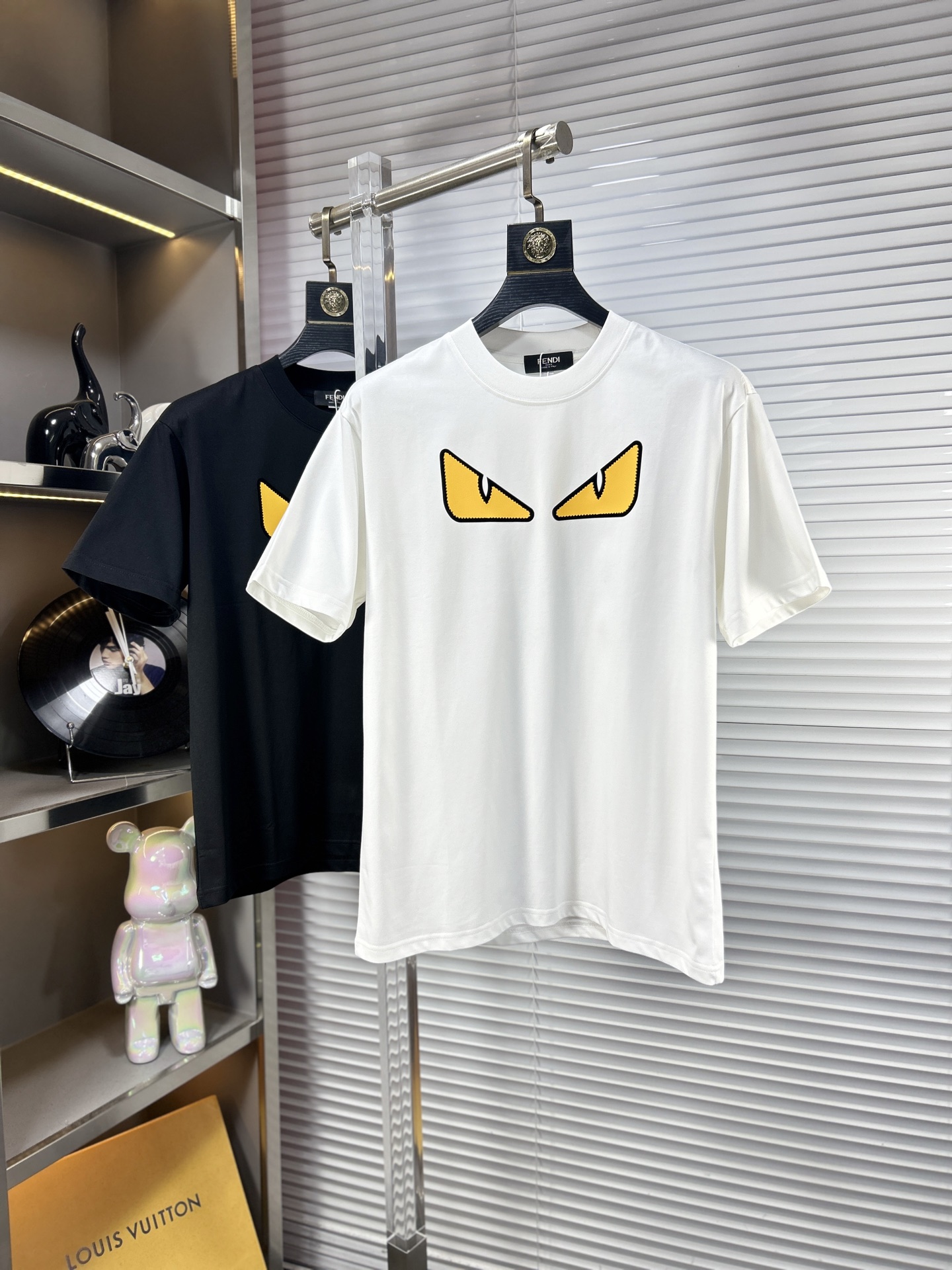 NO:420575,Fend*Fendi ss25 summer new short-sleeved style, top-grade pattern logo, handsome and fashionable, simple and versatile style. Fabric cotton is not only crisp, maintains a fashionable silhouette, but also comfortable to wear, and the yarn is more delicate. Number M-4XL,,fendi,fendi,T-shirt,alexander wang19860909Fend*芬迪 ss25夏季新款短袖,顶级图案logo,帅气时尚,简约百搭款.面料棉 不仅挺括,保持潮流的廓形,又穿着舒适,纱织更细腻 码数M-4XL,,fendi,fendi,T-shirt,alexander wang,Men's clothing