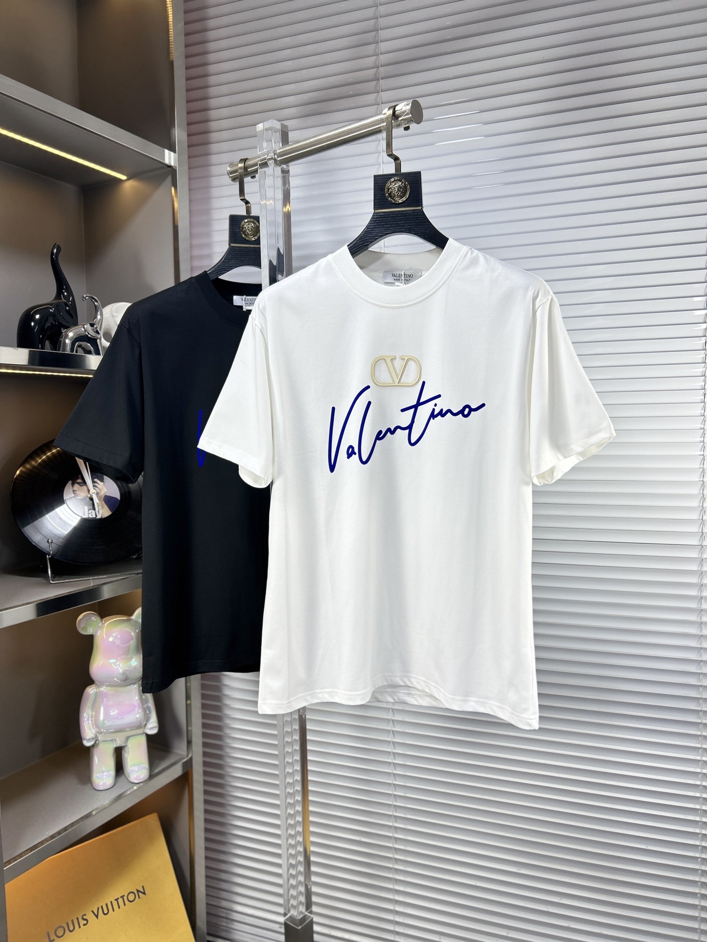 NO:420582,Vale* Valentino SS25 new summer short-sleeved style, top-grade pattern logo, handsome and fashionable, simple and versatile style. Fabric cotton is not only crisp, maintains a fashionable silhouette, but also comfortable to wear, and the yarn is more delicate. Number M-4XL, valentino, valentino, T-shirt, alexander wang19860909Vale*华伦天奴 ss25夏季新款短袖,顶级图案logo,帅气时尚,简约百搭款.面料棉 不仅挺括,保持潮流的廓形,又穿着舒适,纱织更细腻 码数M-4XL,,valentino,valentino,T-shirt,alexander wang,Men's clothing