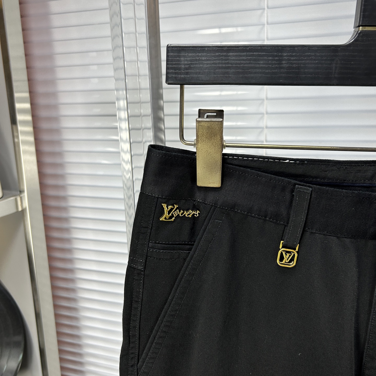 LV*路易 ss25秋冬新款休闲裤西裤，官网同步发售，裤身工艺设计，进口客供辅料、面料定制，代工厂出品免