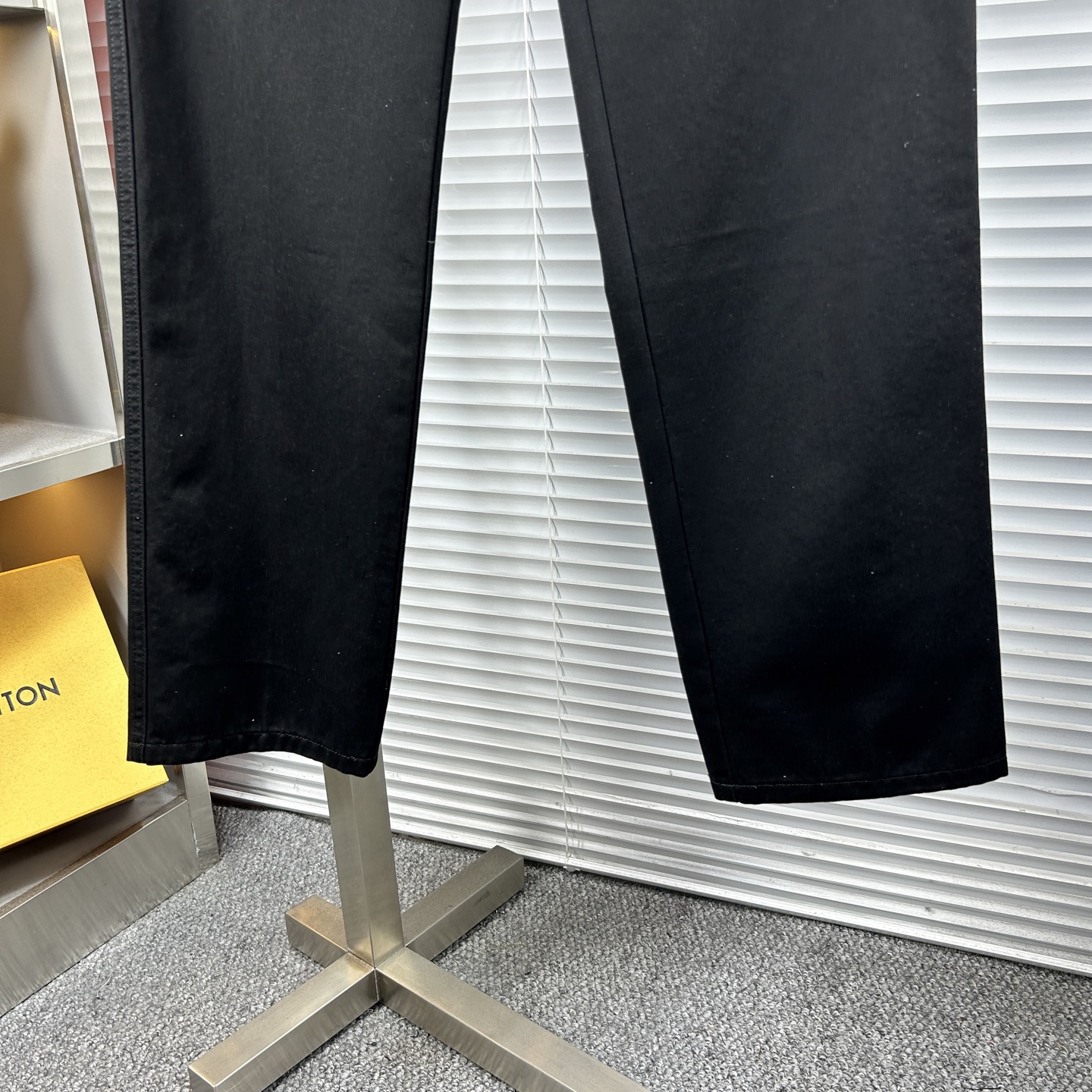 LV*路易 ss25秋冬新款休闲裤西裤，官网同步发售，裤身工艺设计，进口客供辅料、面料定制，代工厂出品免