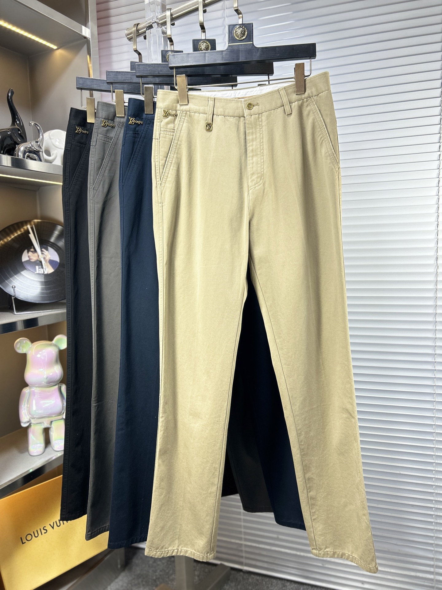 LV*路易 ss25秋冬新款休闲裤西裤，官网同步发售，裤身工艺设计，进口客供辅料、面料定制，代工厂出品免