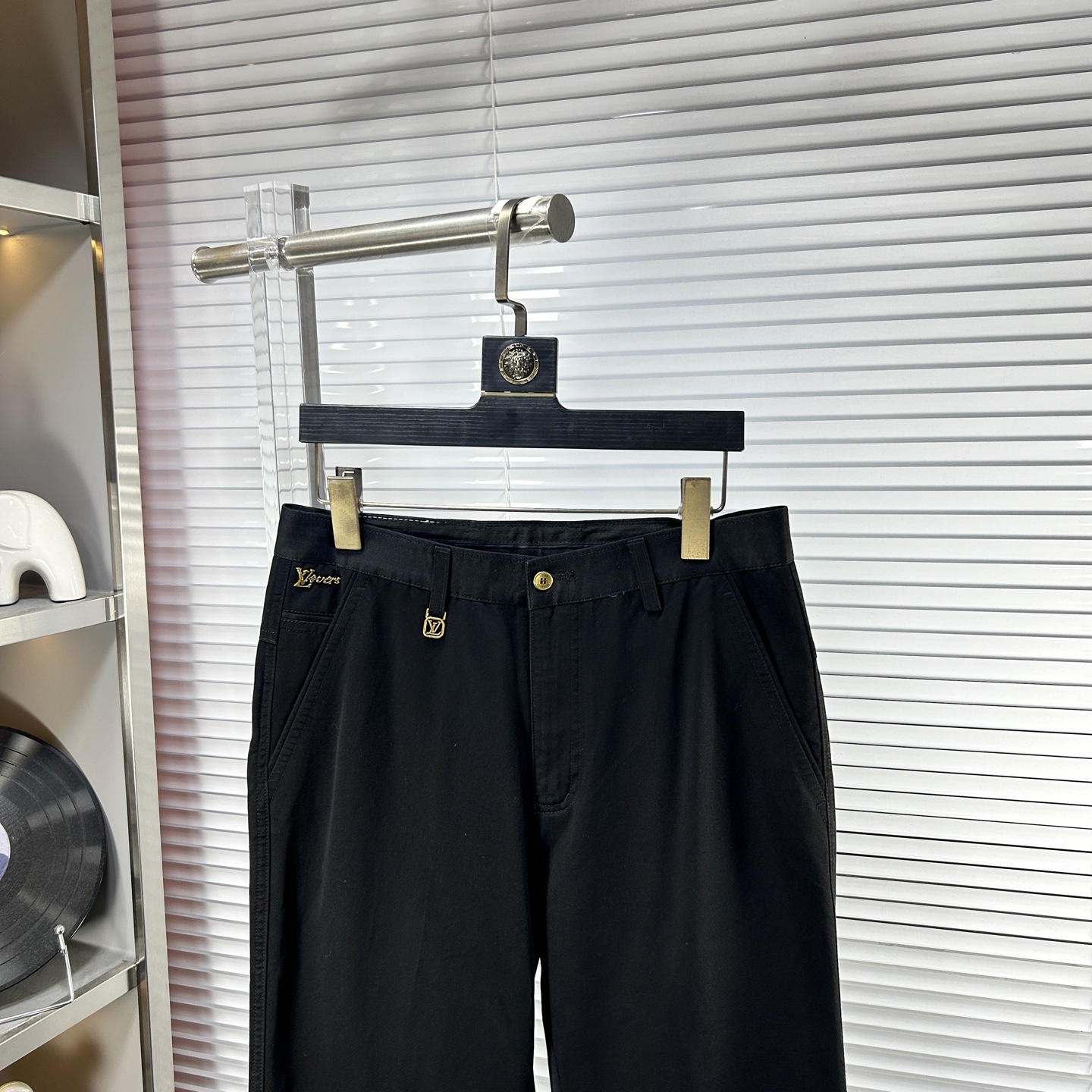 LV*路易 ss25秋冬新款休闲裤西裤，官网同步发售，裤身工艺设计，进口客供辅料、面料定制，代工厂出品免