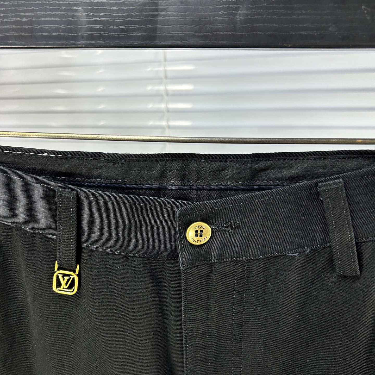 LV*路易 ss25秋冬新款休闲裤西裤，官网同步发售，裤身工艺设计，进口客供辅料、面料定制，代工厂出品免