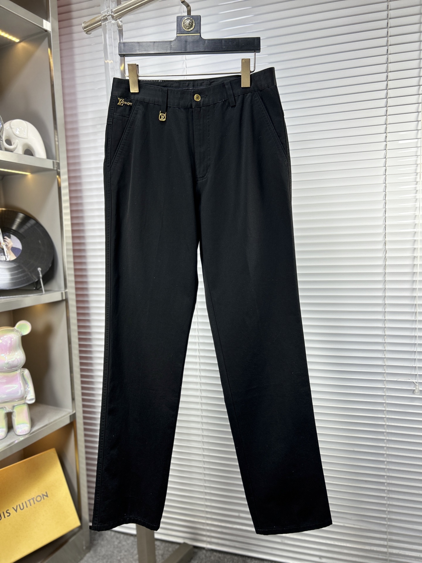 LV*路易 ss25秋冬新款休闲裤西裤，官网同步发售，裤身工艺设计，进口客供辅料、面料定制，代工厂出品免