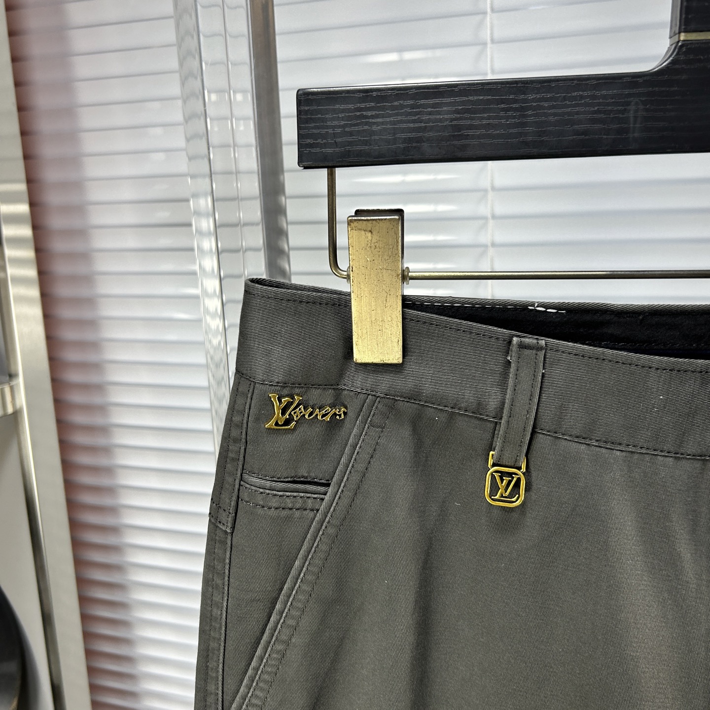 LV*路易 ss25秋冬新款休闲裤西裤，官网同步发售，裤身工艺设计，进口客供辅料、面料定制，代工厂出品免