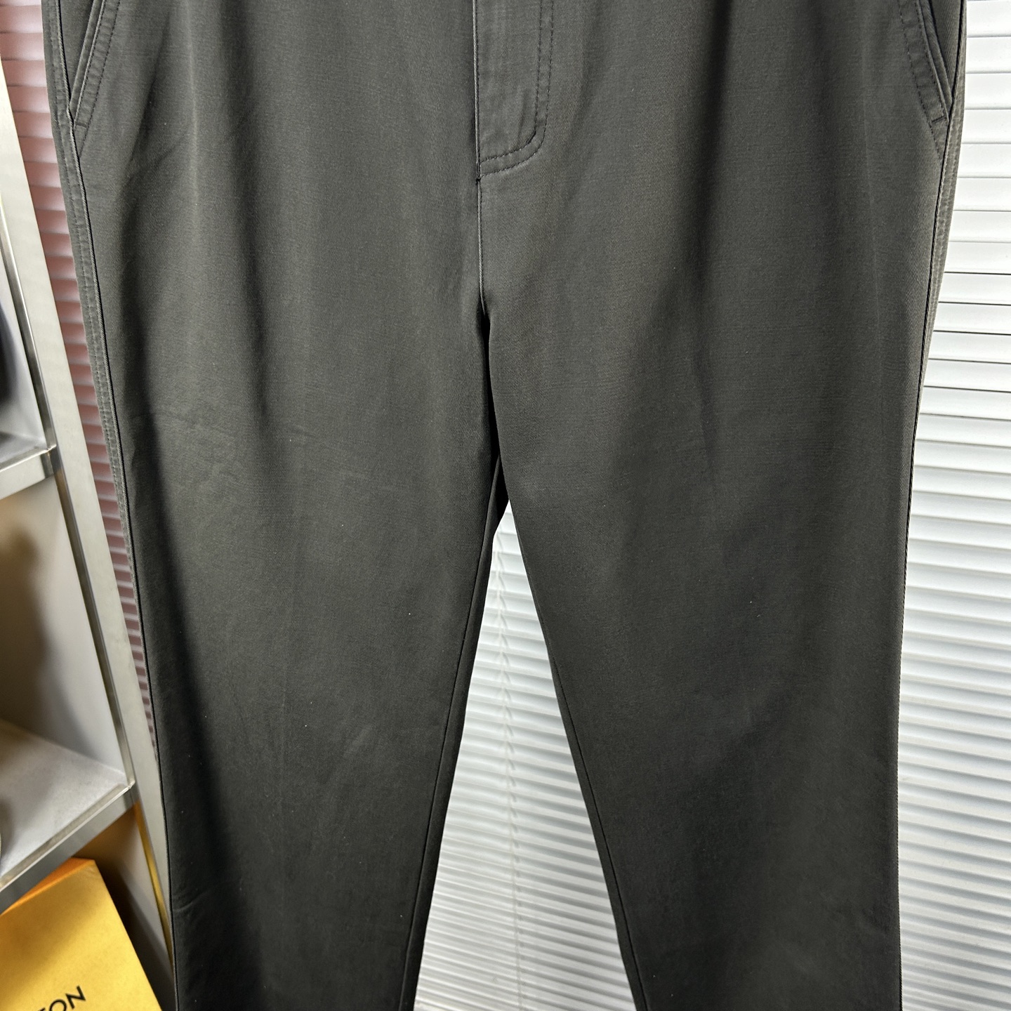 LV*路易 ss25秋冬新款休闲裤西裤，官网同步发售，裤身工艺设计，进口客供辅料、面料定制，代工厂出品免